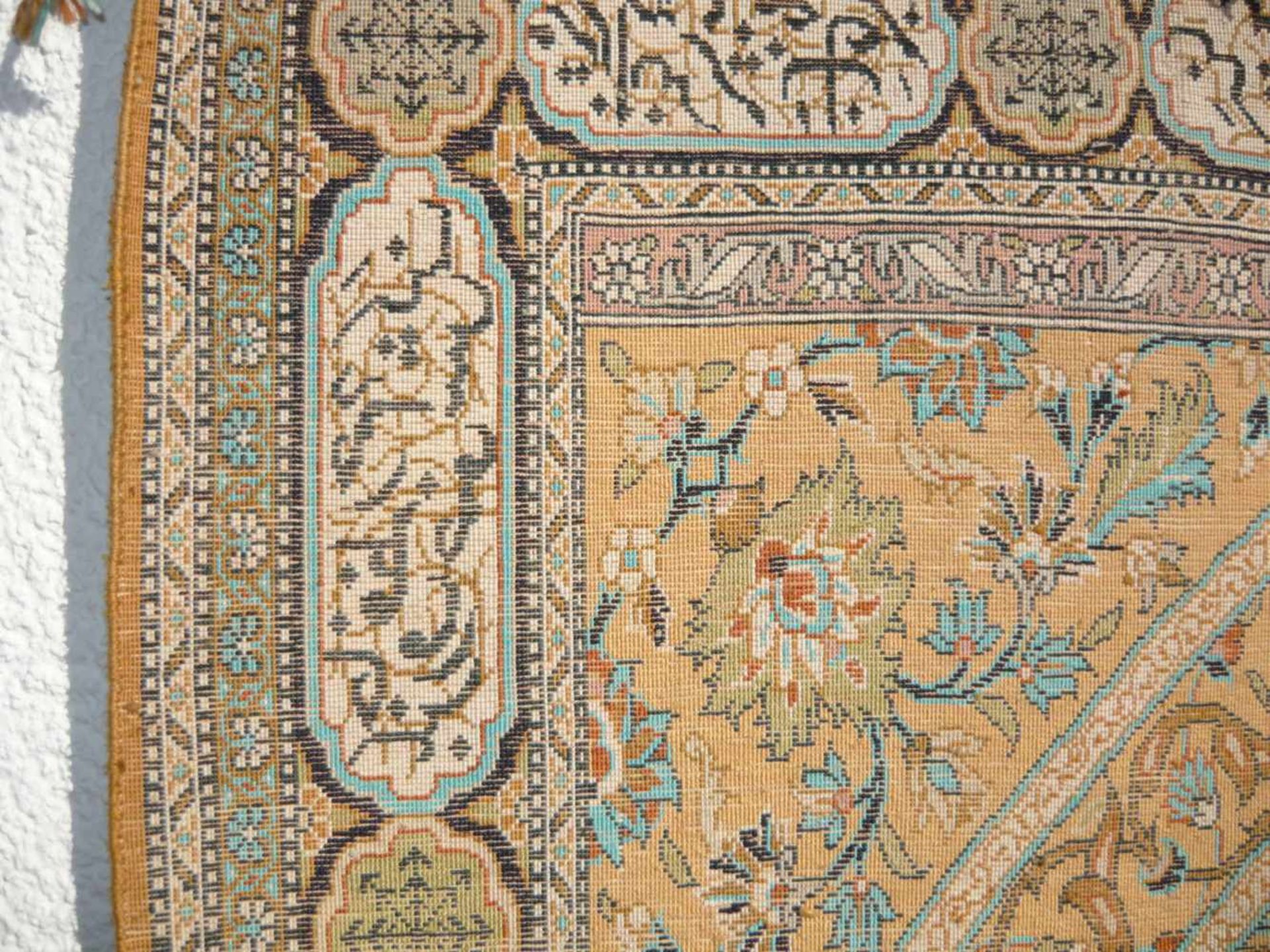 Musealer Wandteppich aus Seide. Iran. 1. H. 20. Jhdt. Maß ca. 74x132 cm.Wallcarpet out of silk. - Bild 3 aus 4