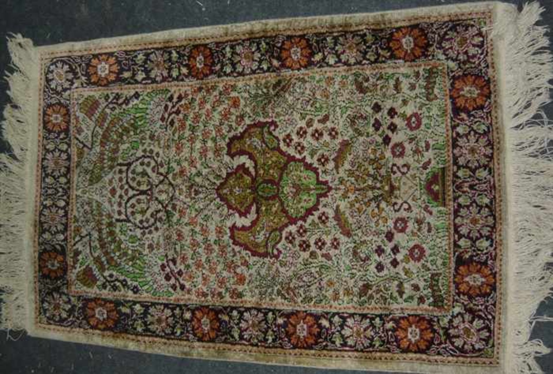 Orientteppich mit Seidenanteil. Vintage. Maß ca. 78x118 cm.Oriental carpet. Vintage. Meassure