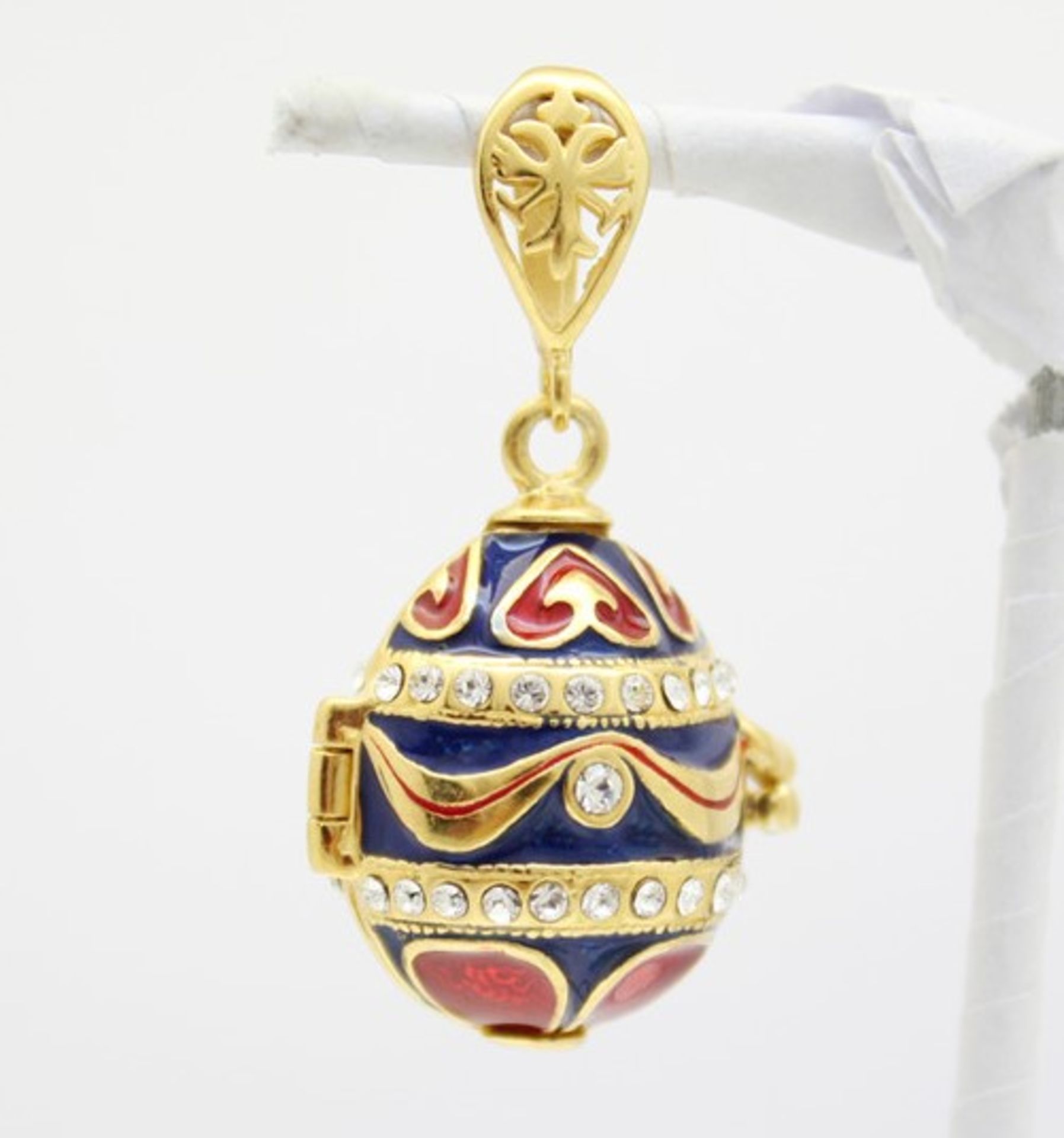 Blaues Ei mit reicher Verzierung. Kettenanhänger in russischem Faberge-Stil. 925 Sterling Silber,