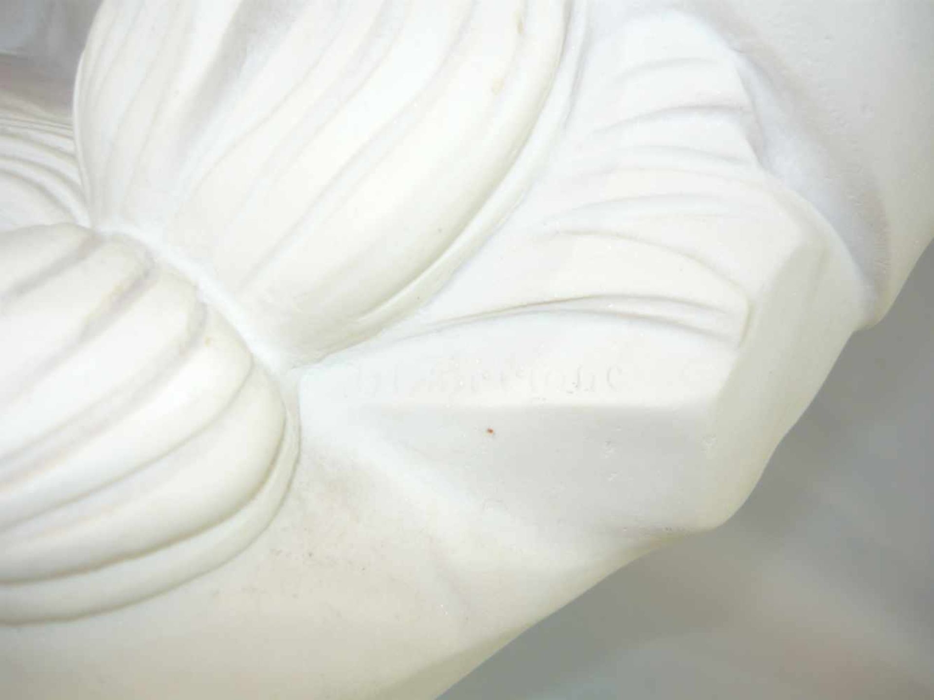 Lorenzo dal Torrione. Große sitzende Venus. Weißer Marmor. Seitlich sign. 20. Jhdt. H. ca. 92 cm. - Bild 3 aus 6