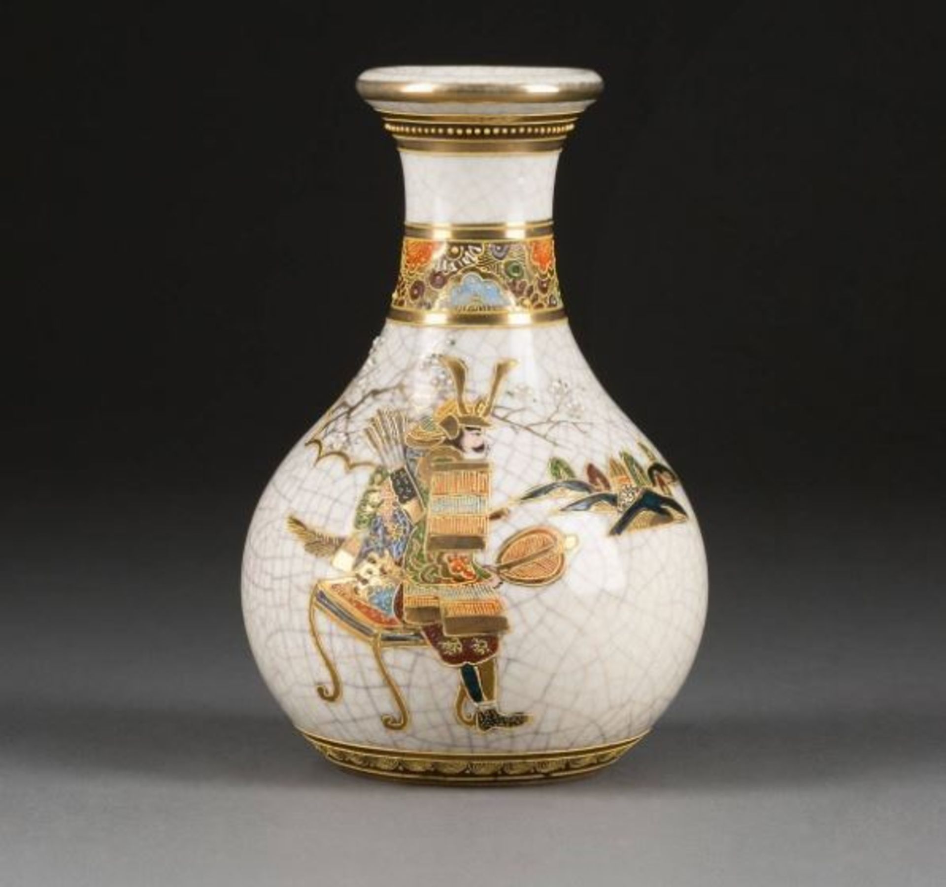 Satsuma Vase. Schauseite mit figuralem Dekor. Keramik, kraquelierte Glasur mit Goldstaffage.