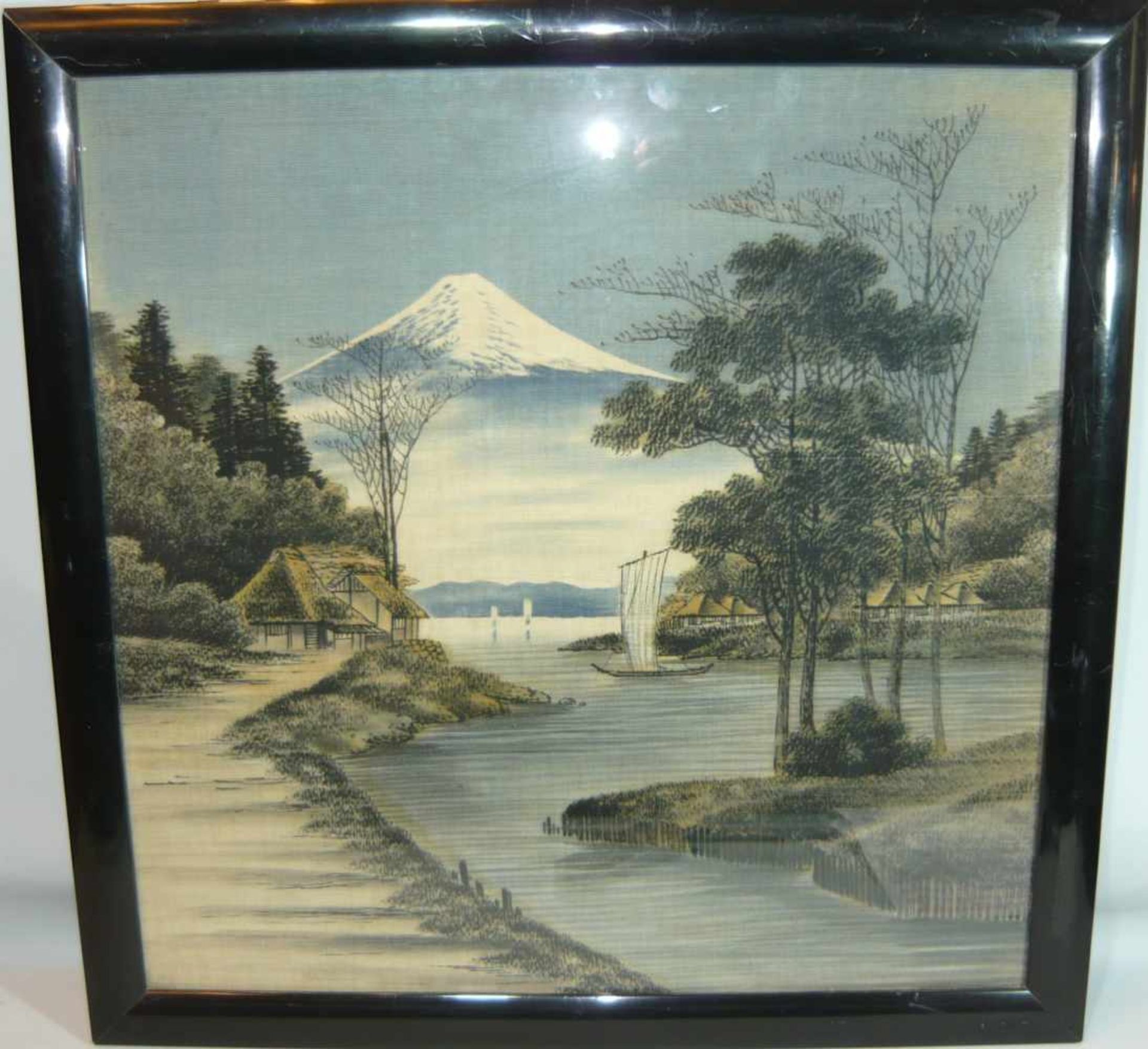 Unbek. Künstler. Großes Textilbild mit weitläufiger Landschaft. Im Hintergrund der Fujiyama. Um