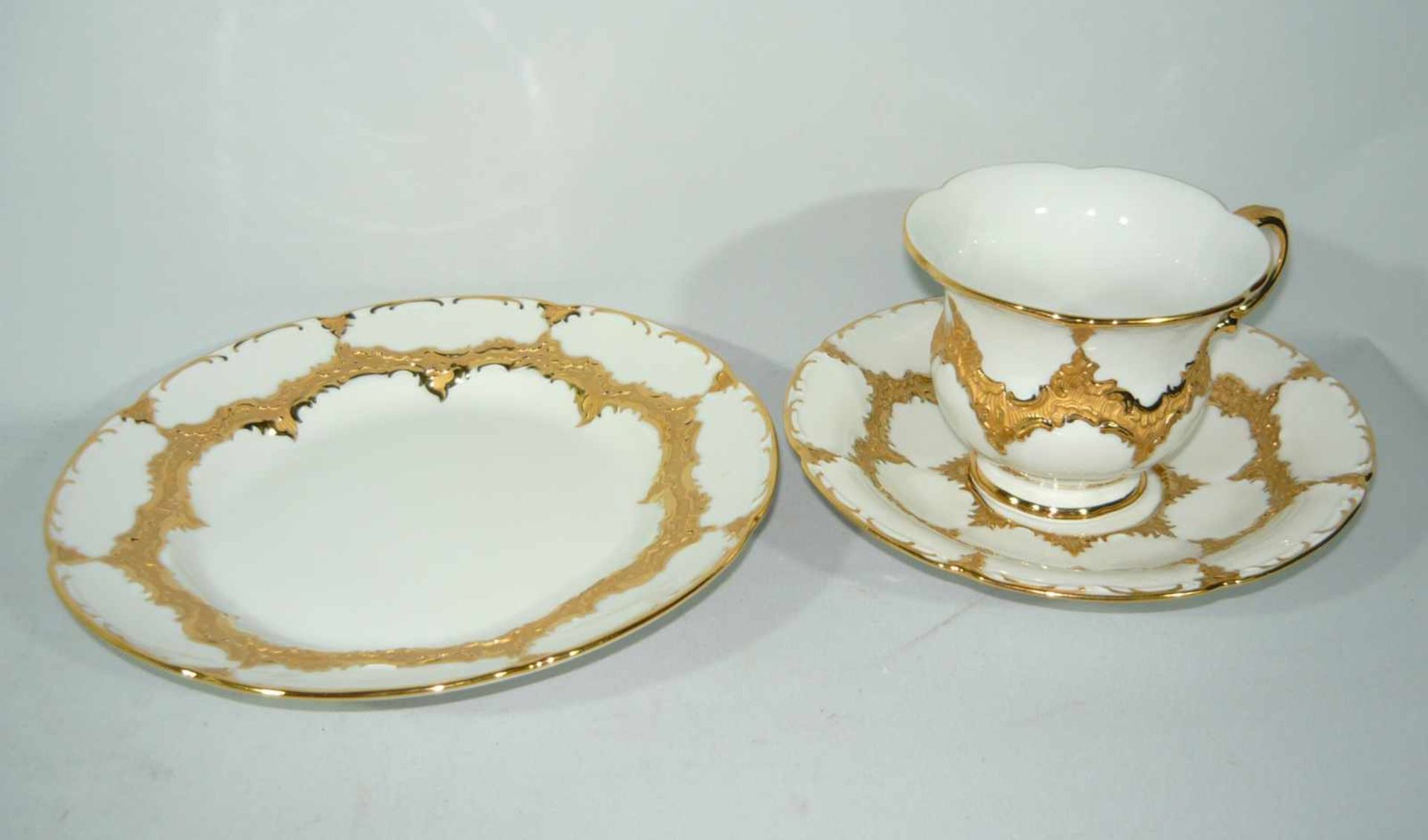 Meissen (Schwerter). Weißes 3-teiliges Prunkkaffeegedeck, B-Form. I. Wahl. Kuchenteller DM ca. 20