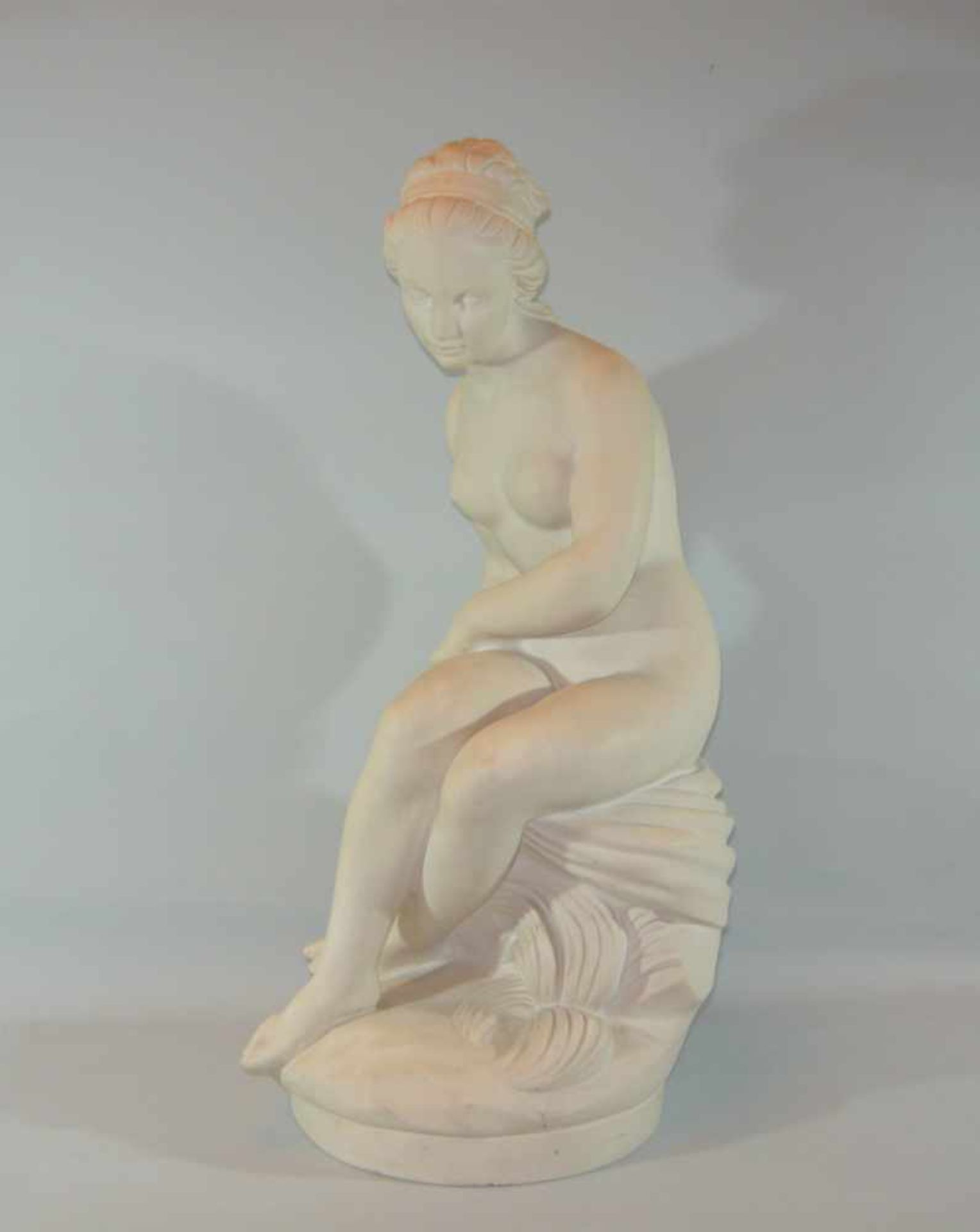 Lorenzo dal Torrione. Große sitzende Venus. Weißer Marmor. Seitlich sign. 20. Jhdt. H. ca. 92 cm.