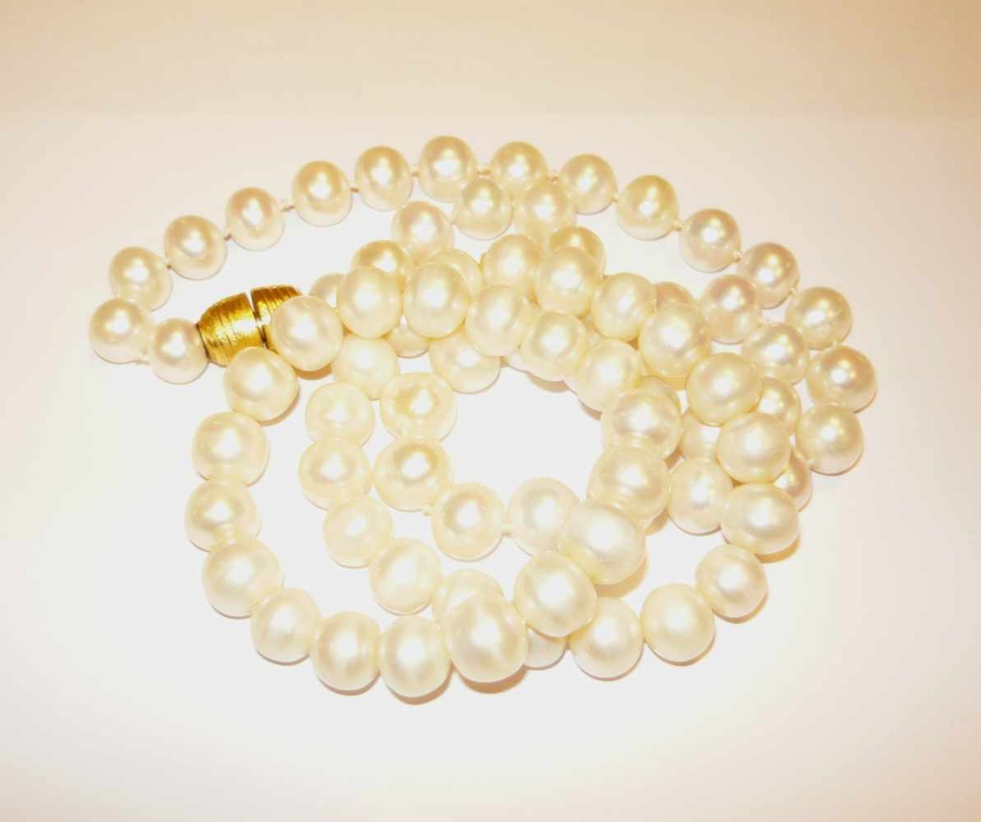 Große moderne Perlenkette u. zwei Armbänder. Large modern pearl necklace a. two bracelets.