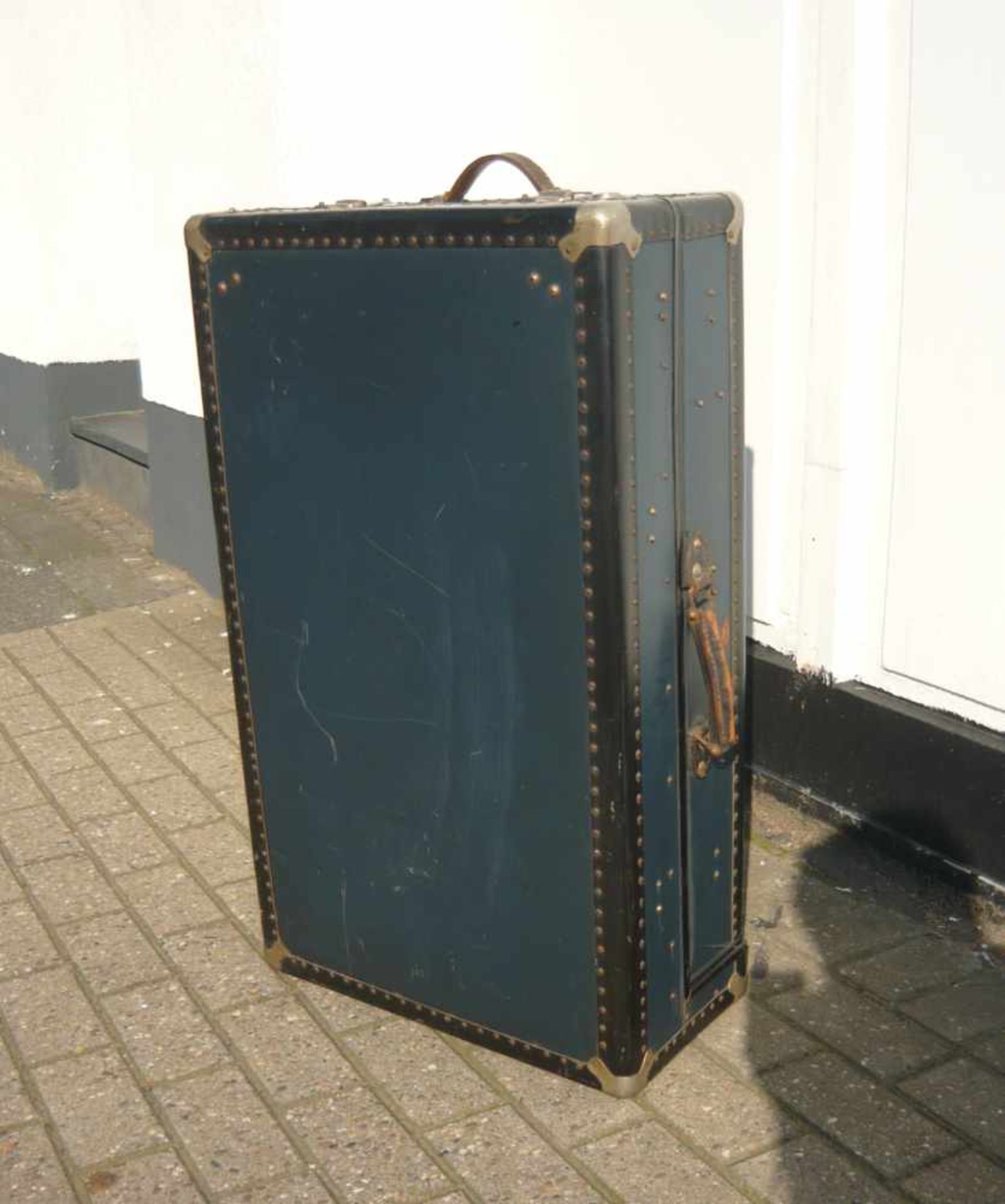 Großer Vintage Reisekoffer mit Ledergriffen. Maß ca. 24x47x81 cm.Large vintage suitcase w. leather