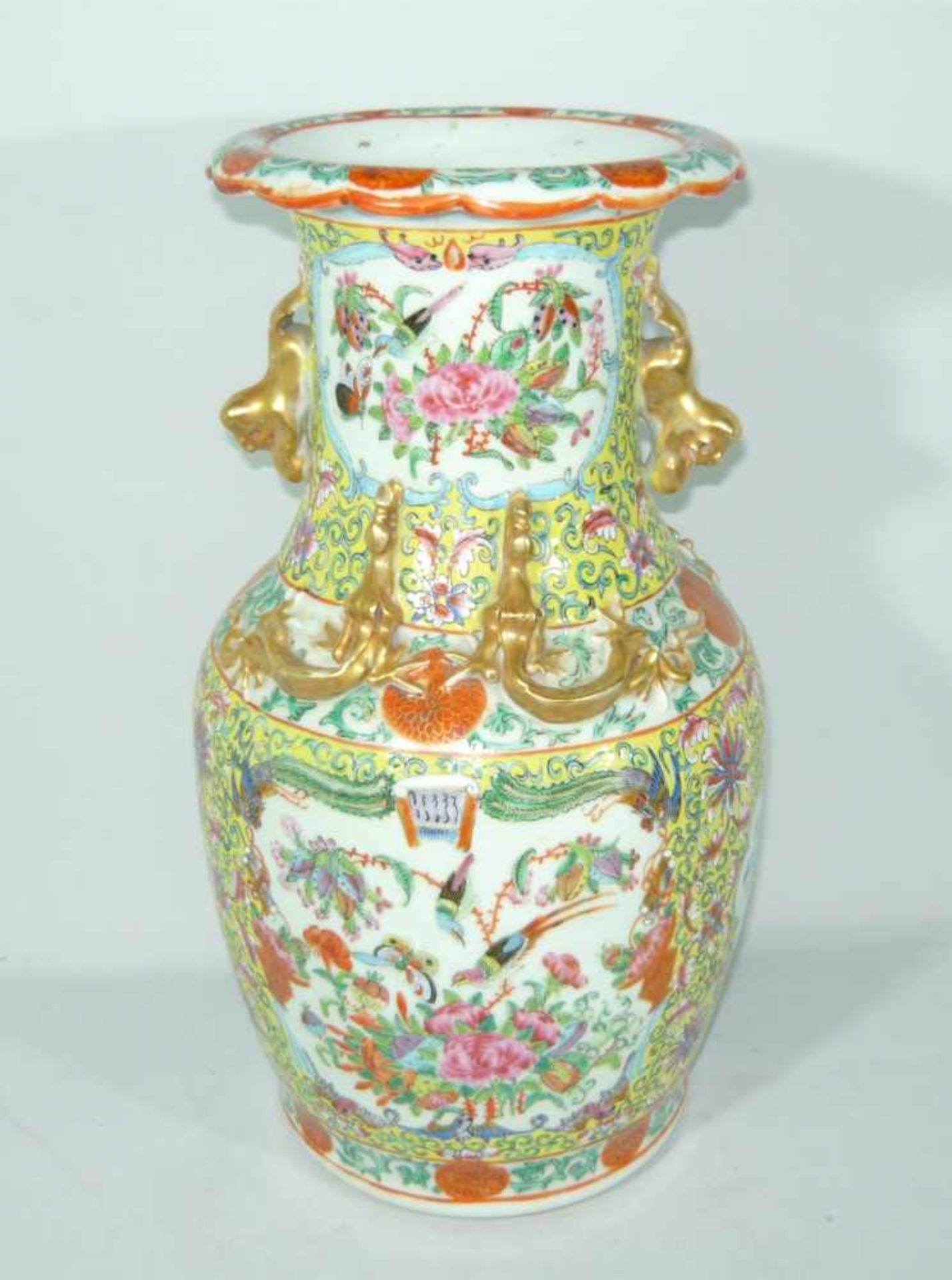 Große Vase mit seitlich aufgesetzten Fabeldrachen. Feine umlaufende Bemalung. China vor 1900. H. ca.