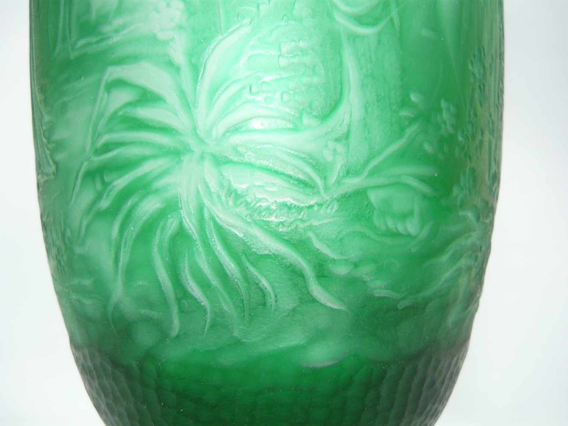 Unbek. Künstler. Bedeutende Große Kristallvase mit grünem Überfang. Rundum geschliffen mit - Bild 6 aus 6