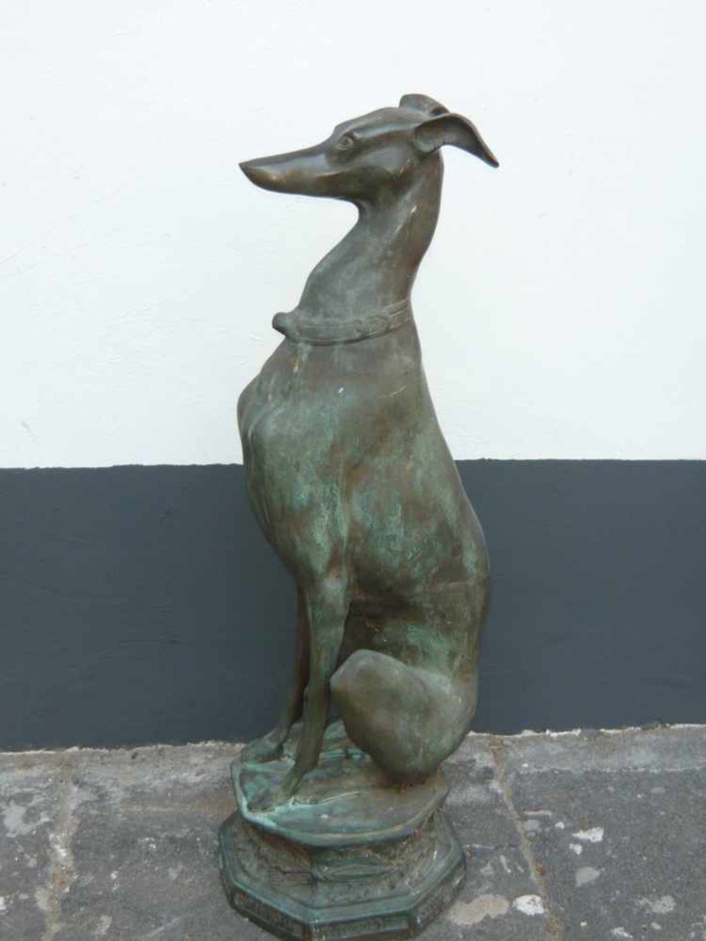 Großer sitzender Windhund auf oktogonalem Sockel. Bronze, wohl. 20. Jhdt. H. ca. 82 cm. Big