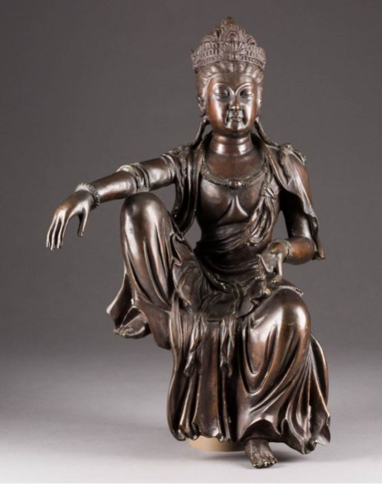 Sitzende Guanyin. Bronze. Wohl China, 20. Jhdt. H. ca. 60,5 cm. Korrosionsspuren,