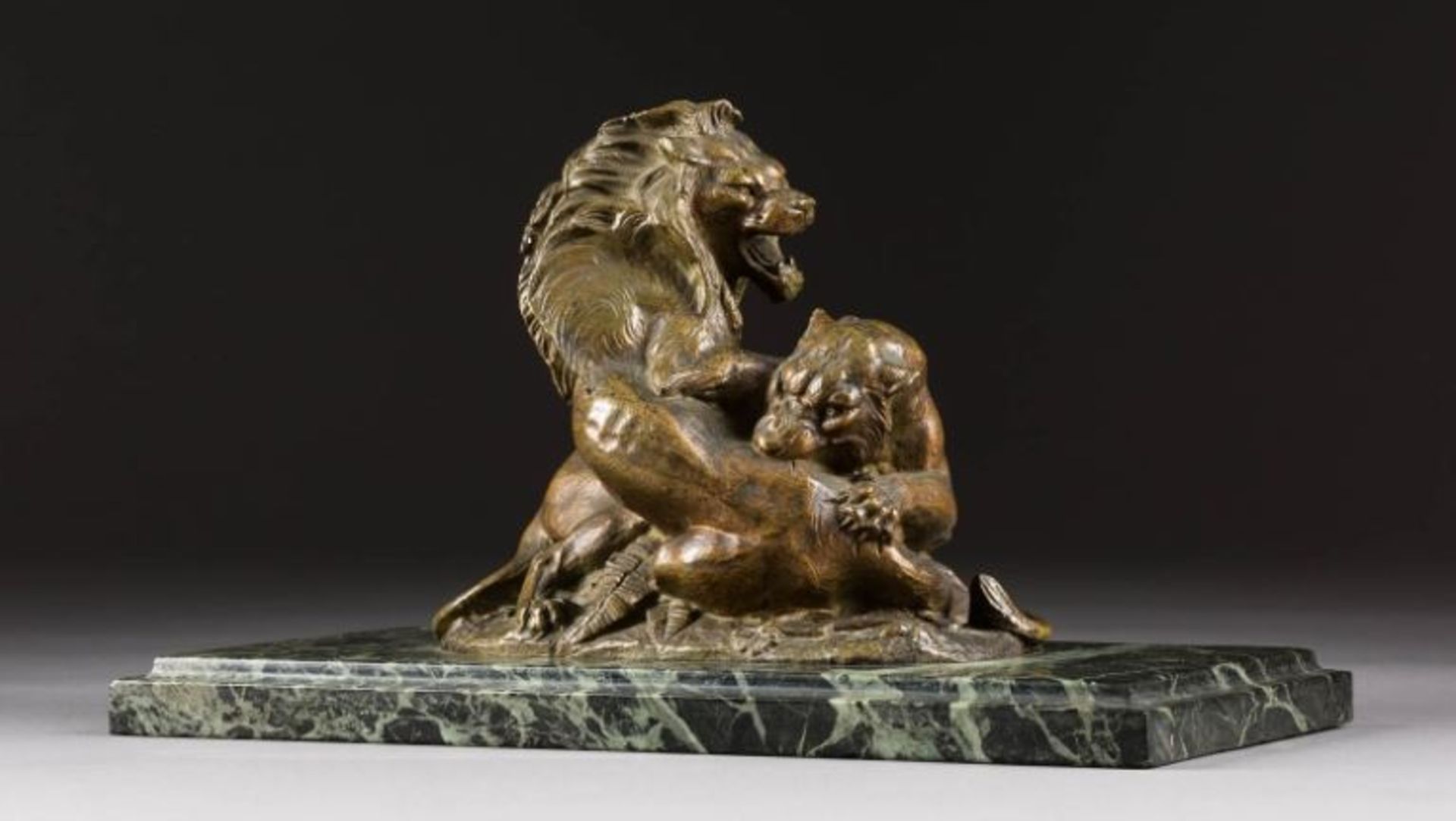 Französischer Künstler. Kämpfende Löwen. Bronze. Anfang 20. Jhdt. Ges. H. ca. 16 cm. Br. ca. 27,5