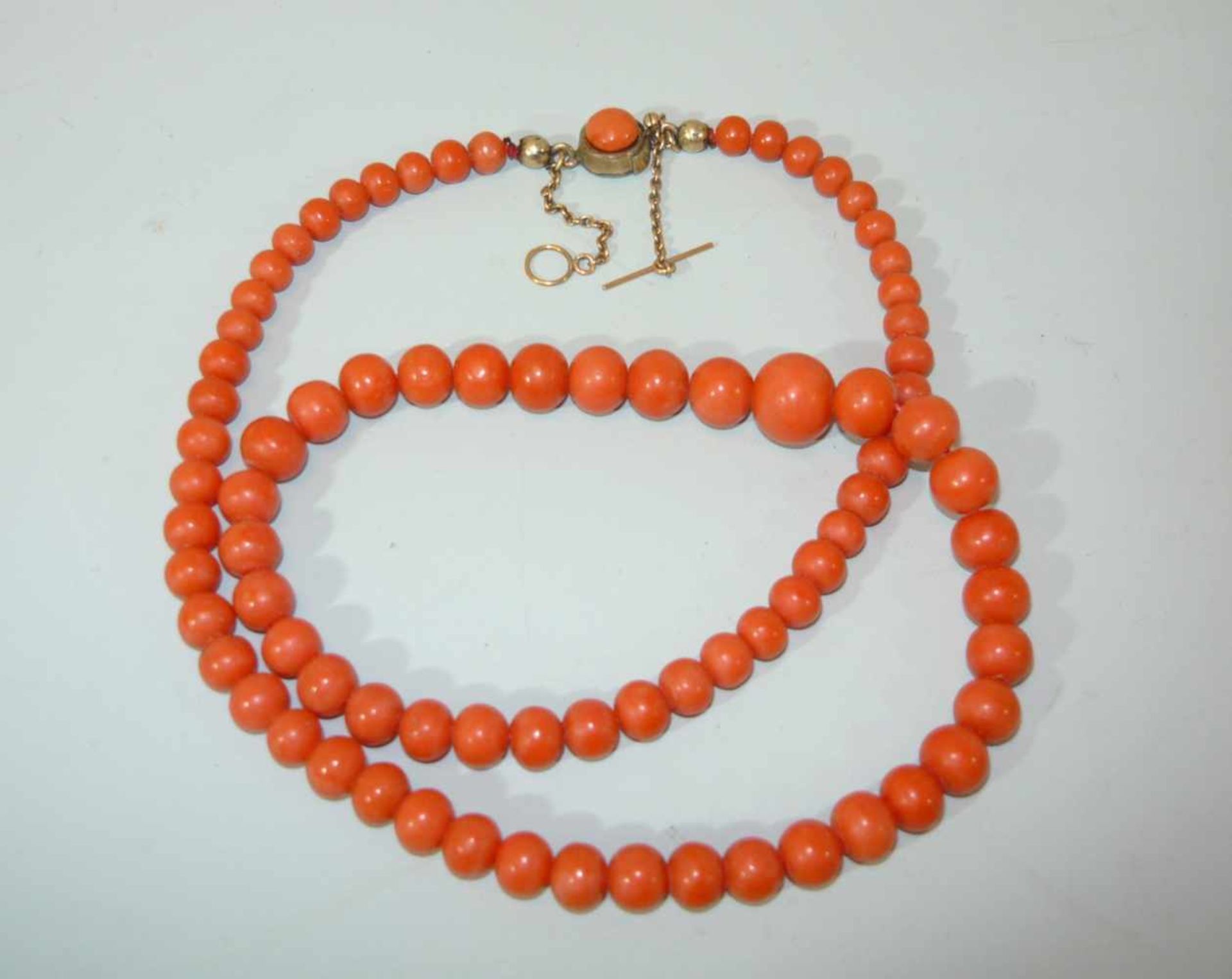 Rosa bzw. hellrot Korallenkette. Vintage. Gew. ca. 27 g. Rose/light red coral necklace. Vintage.