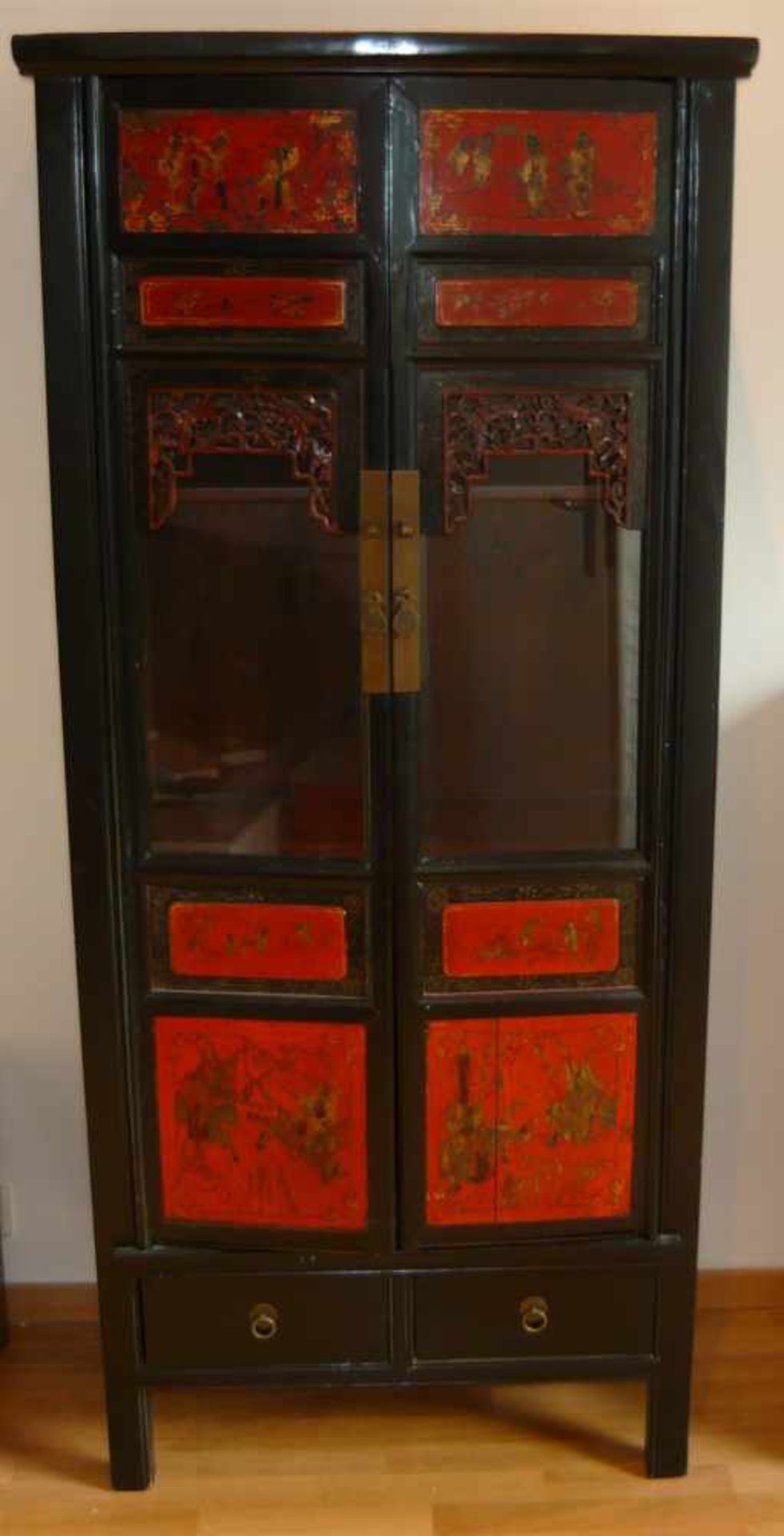 Chinesische Vitrine mit vielen Schnitzereien. Bemalt u. tlw. vergoldet. Alt o. antik. Maß ca.