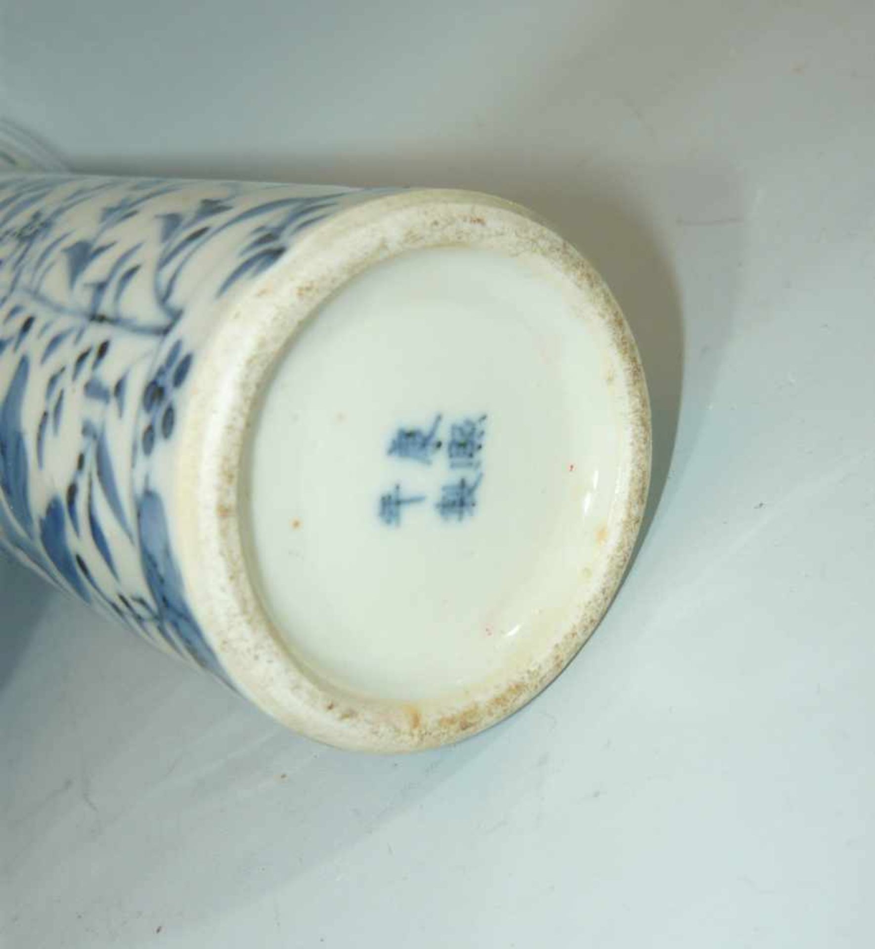 Konvolut Teller u. eine Vase. Mit Blaumalerei. China, antik. Ein Teil gemarkt. H. ca. 23 cm u. kl. - Bild 3 aus 4