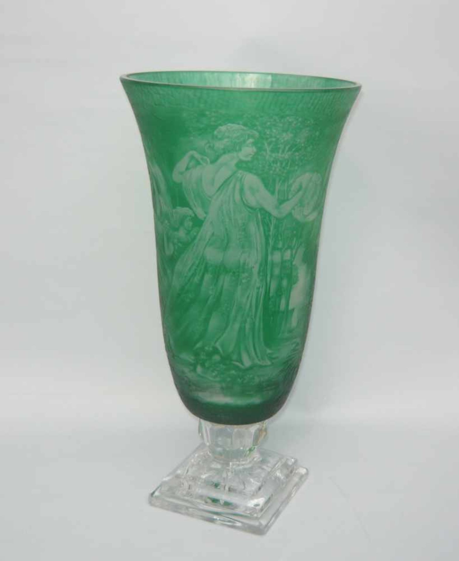Unbek. Künstler. Bedeutende Große Kristallvase mit grünem Überfang. Rundum geschliffen mit - Bild 2 aus 6