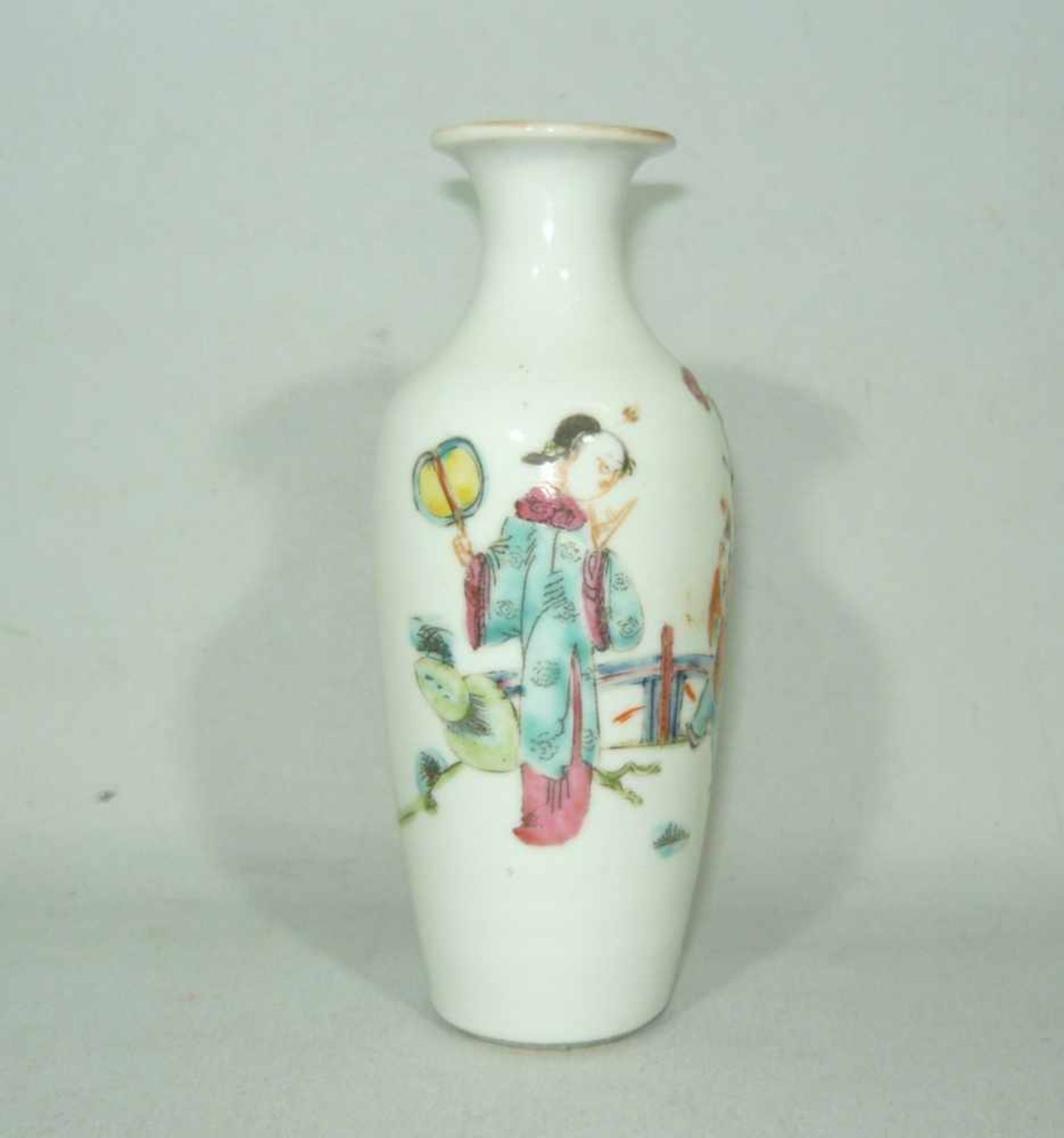 Porzellanvase mit Szenenmalerei. Vor o. um 1900. H. ca. 14 cm.Vase in china w. scenery decoration. - Bild 2 aus 3