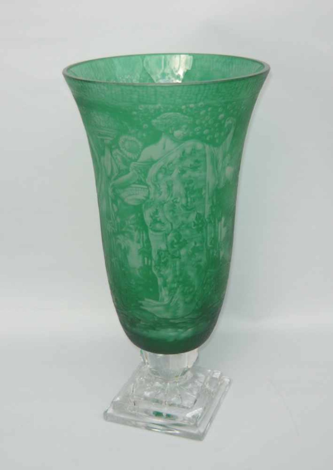 Unbek. Künstler. Bedeutende Große Kristallvase mit grünem Überfang. Rundum geschliffen mit - Bild 4 aus 6