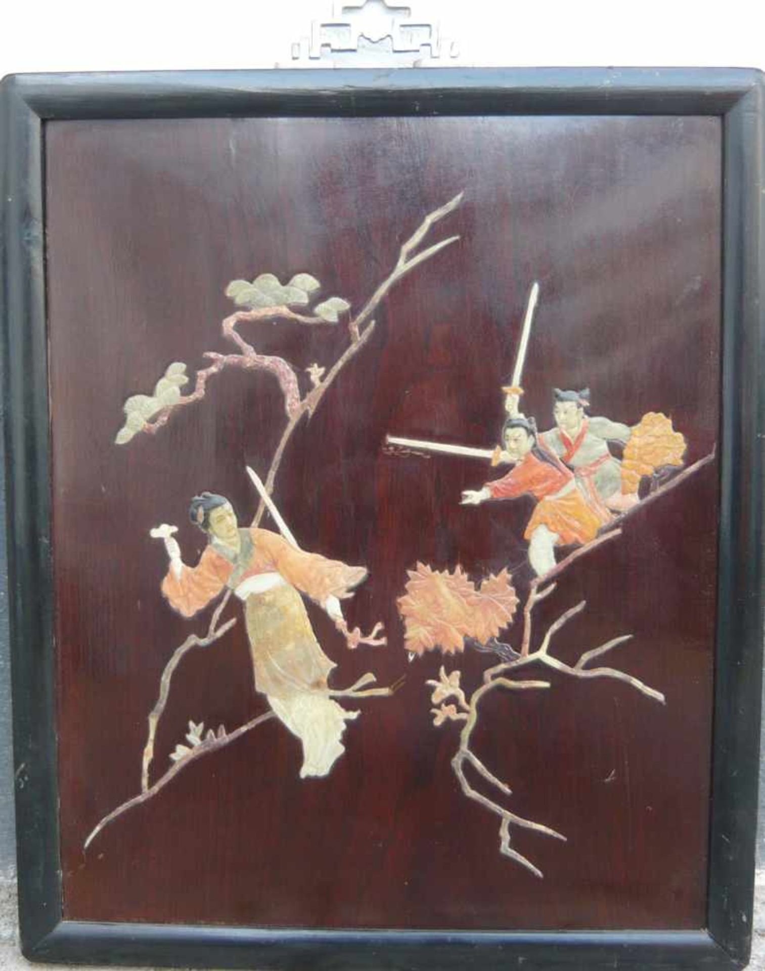 Chinesisches Wandbild mit Schwertkämpferszene. Speckstein u. andere Edelsteine/Holz. Wohl um 1900.
