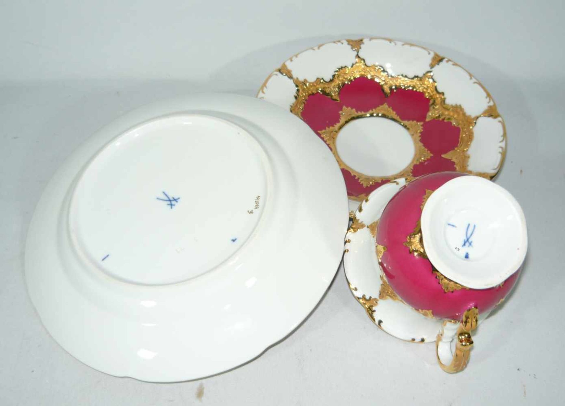 Meissen (Schwerter). Rotes 3-teiliges Prunkkaffeegedeck, B-Form. Obertasse II. Wahl, Teller I. Wahl. - Bild 2 aus 2