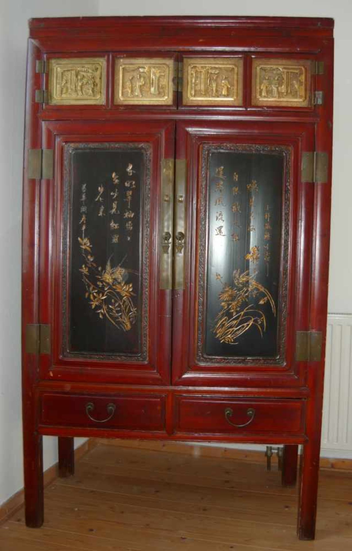 Chinesischer Prunkschrank. Mit vielen Schnitzereien. Bemalt u. tlw. vergoldet. Alt o. antik. Maß ca.