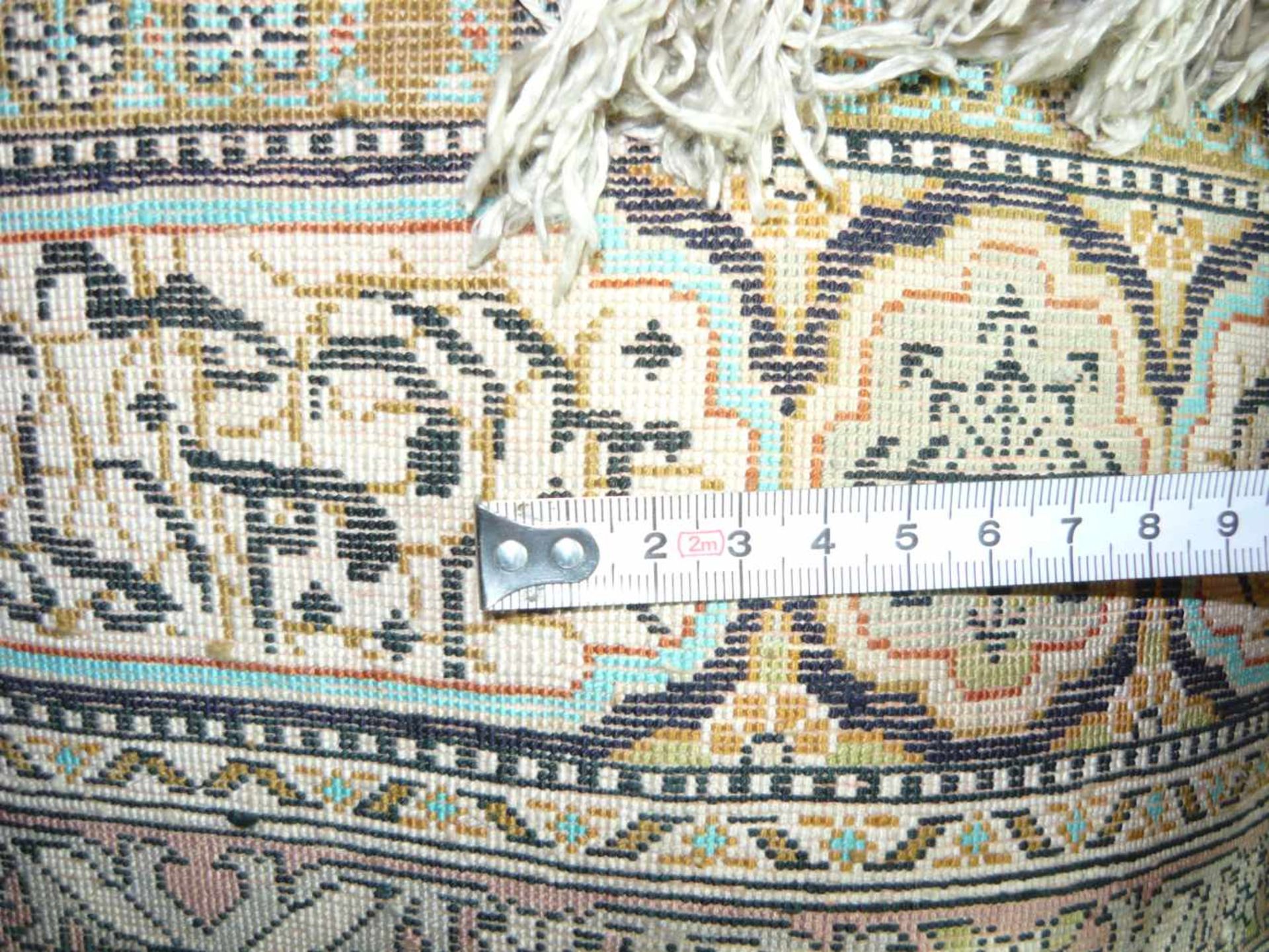 Musealer Wandteppich aus Seide. Iran. 1. H. 20. Jhdt. Maß ca. 74x132 cm.Wallcarpet out of silk. - Bild 4 aus 4