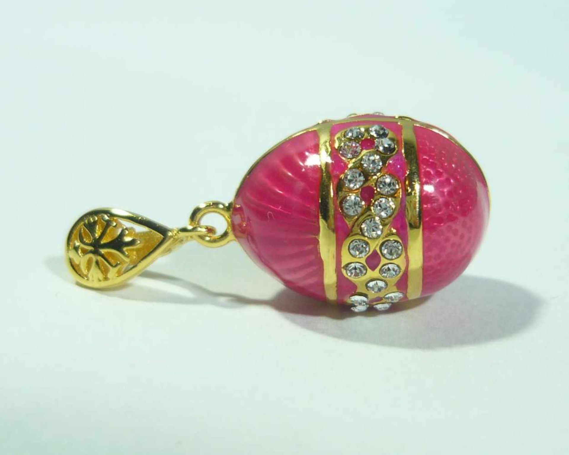 Rosa Ei mit umlaufender Verzierung. Kettenanhänger in russischem Faberge-Stil. 925 Sterling