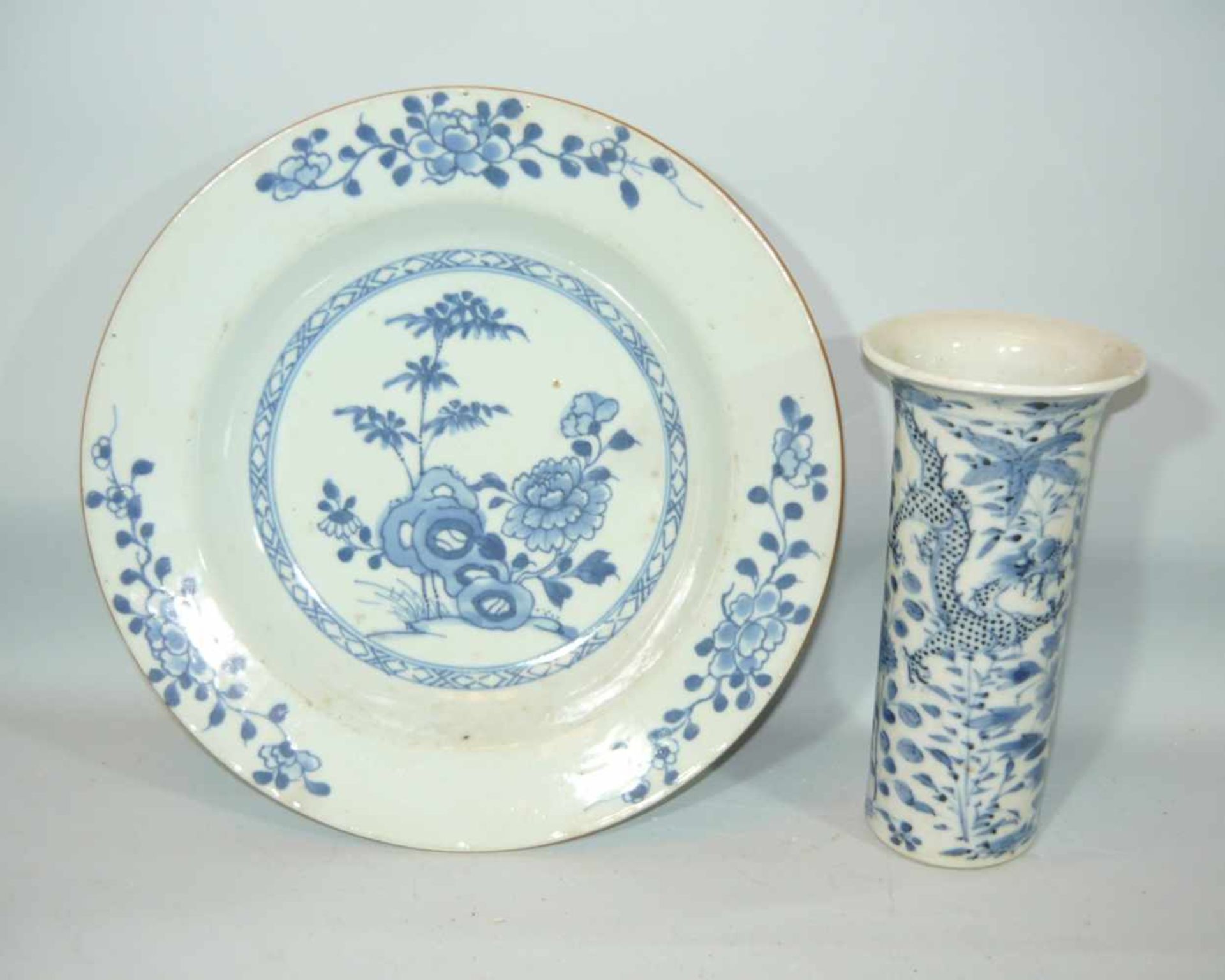 Konvolut Teller u. eine Vase. Mit Blaumalerei. China, antik. Ein Teil gemarkt. H. ca. 23 cm u. kl.