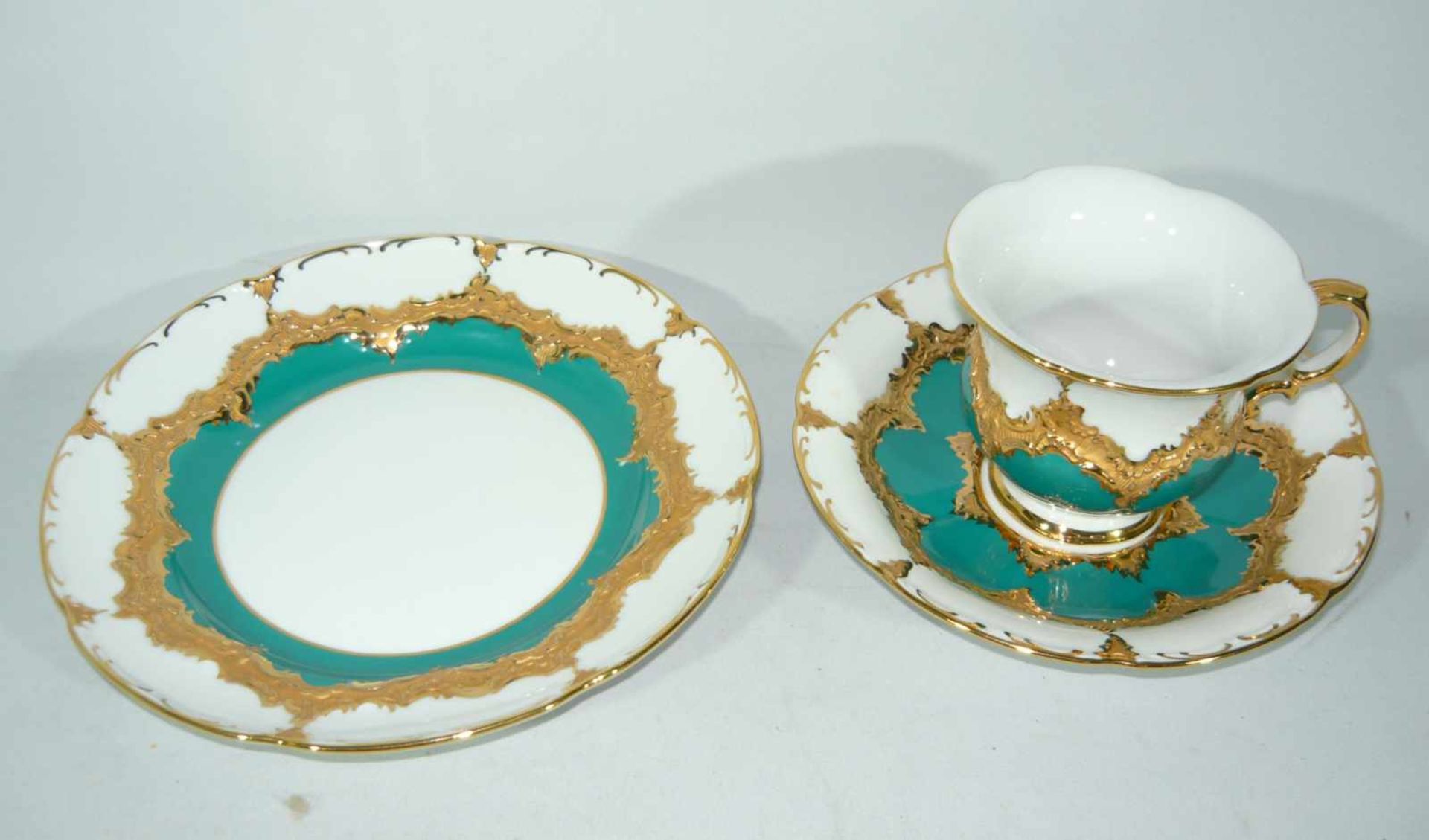 Meissen (Schwerter). Grünes 3-teiliges Prunkkaffeegedeck, B-Form. Obertasse II. Wahl, Teller I.