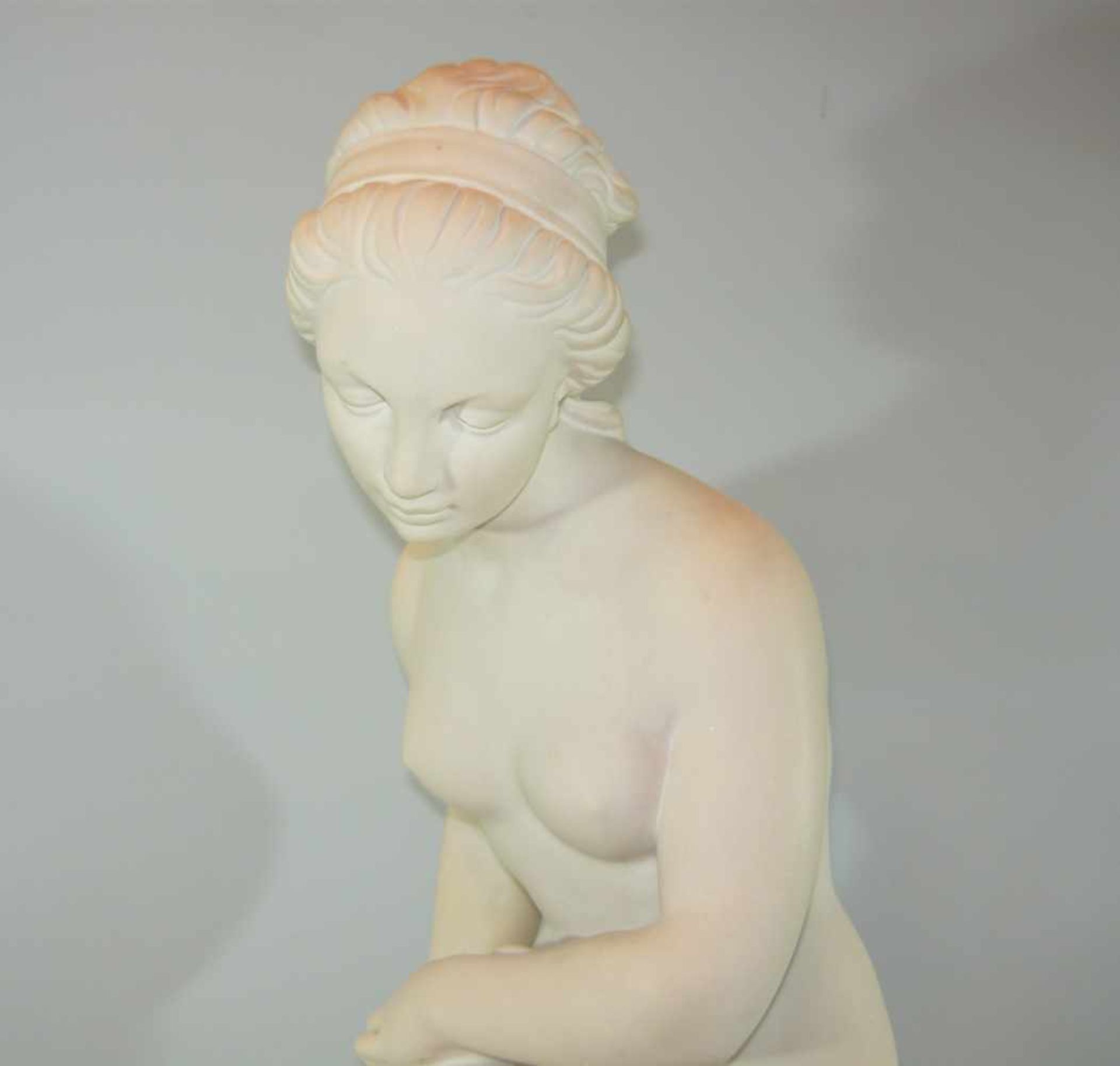Lorenzo dal Torrione. Große sitzende Venus. Weißer Marmor. Seitlich sign. 20. Jhdt. H. ca. 92 cm. - Bild 2 aus 6