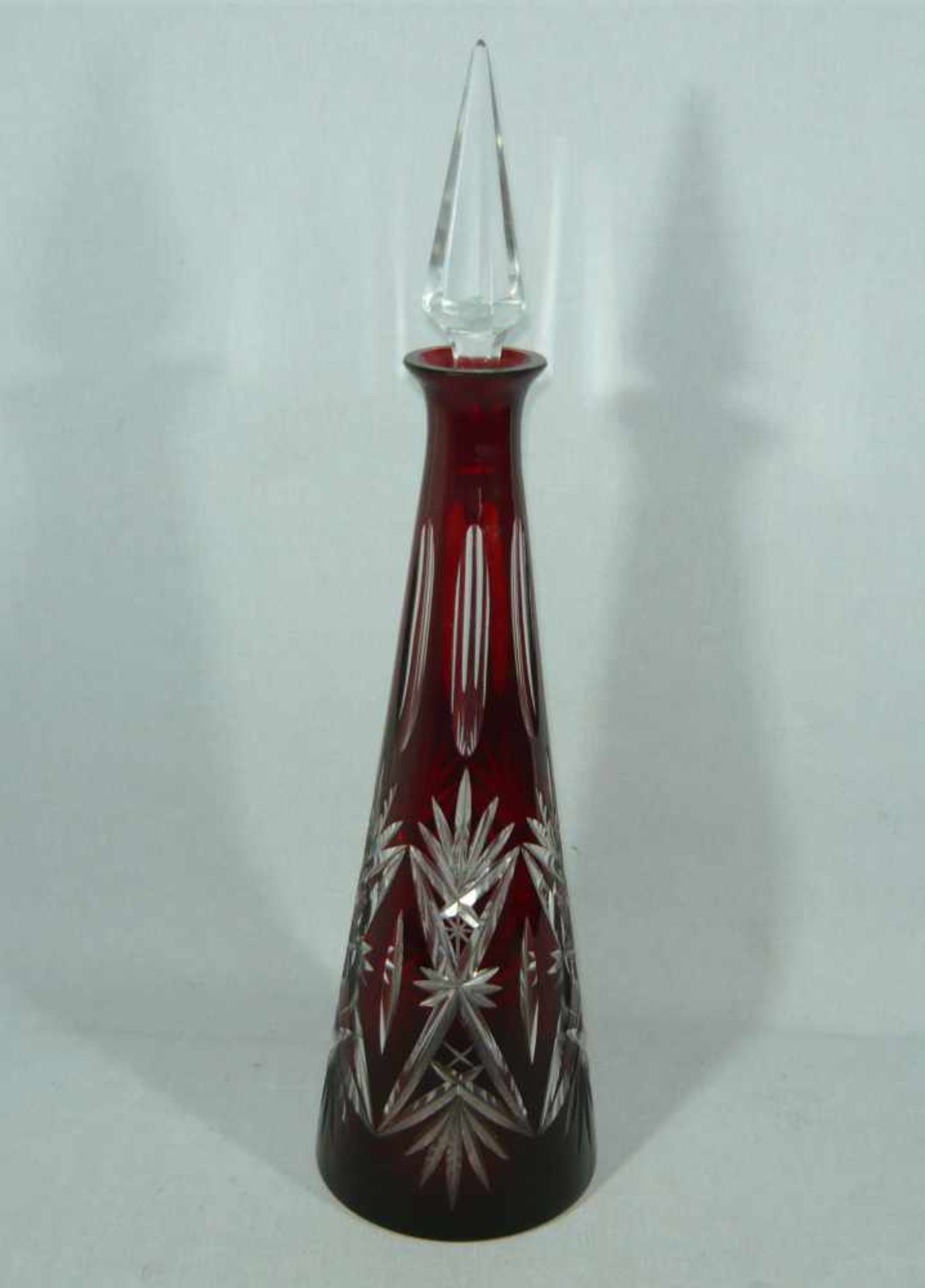 Große böhmische Karaffe in Rubinrot. Um 1900. H. ca. 43 cm.Large bohemian decanter in ruby red.