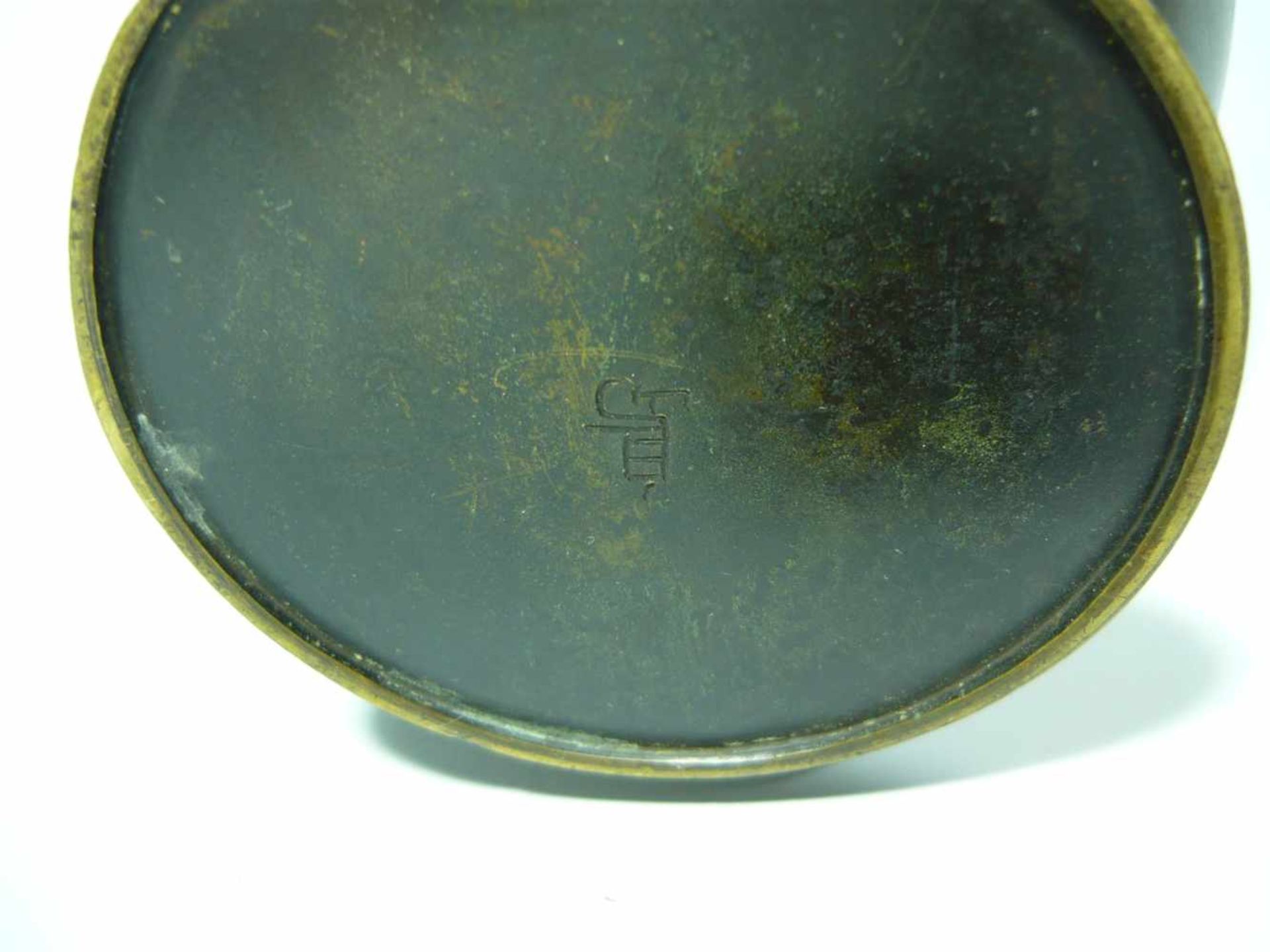 Große Bronzevase mit plastischer Darstellung. Japan, um 1900. Im Boden sign. H. ca. 30 cm. Large - Bild 3 aus 3