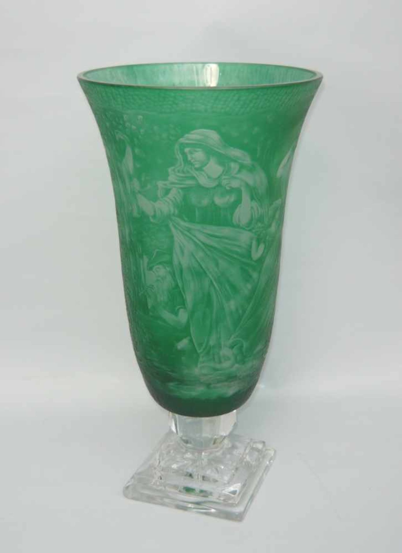 Unbek. Künstler. Bedeutende Große Kristallvase mit grünem Überfang. Rundum geschliffen mit - Bild 3 aus 6
