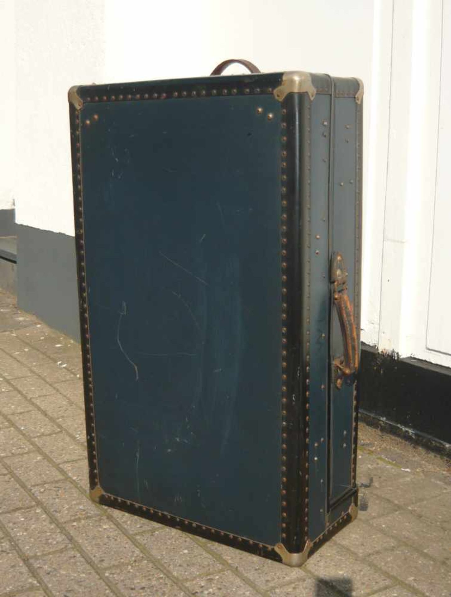 Großer Vintage Reisekoffer mit Ledergriffen. Maß ca. 24x47x81 cm.Large vintage suitcase w. leather - Bild 2 aus 4