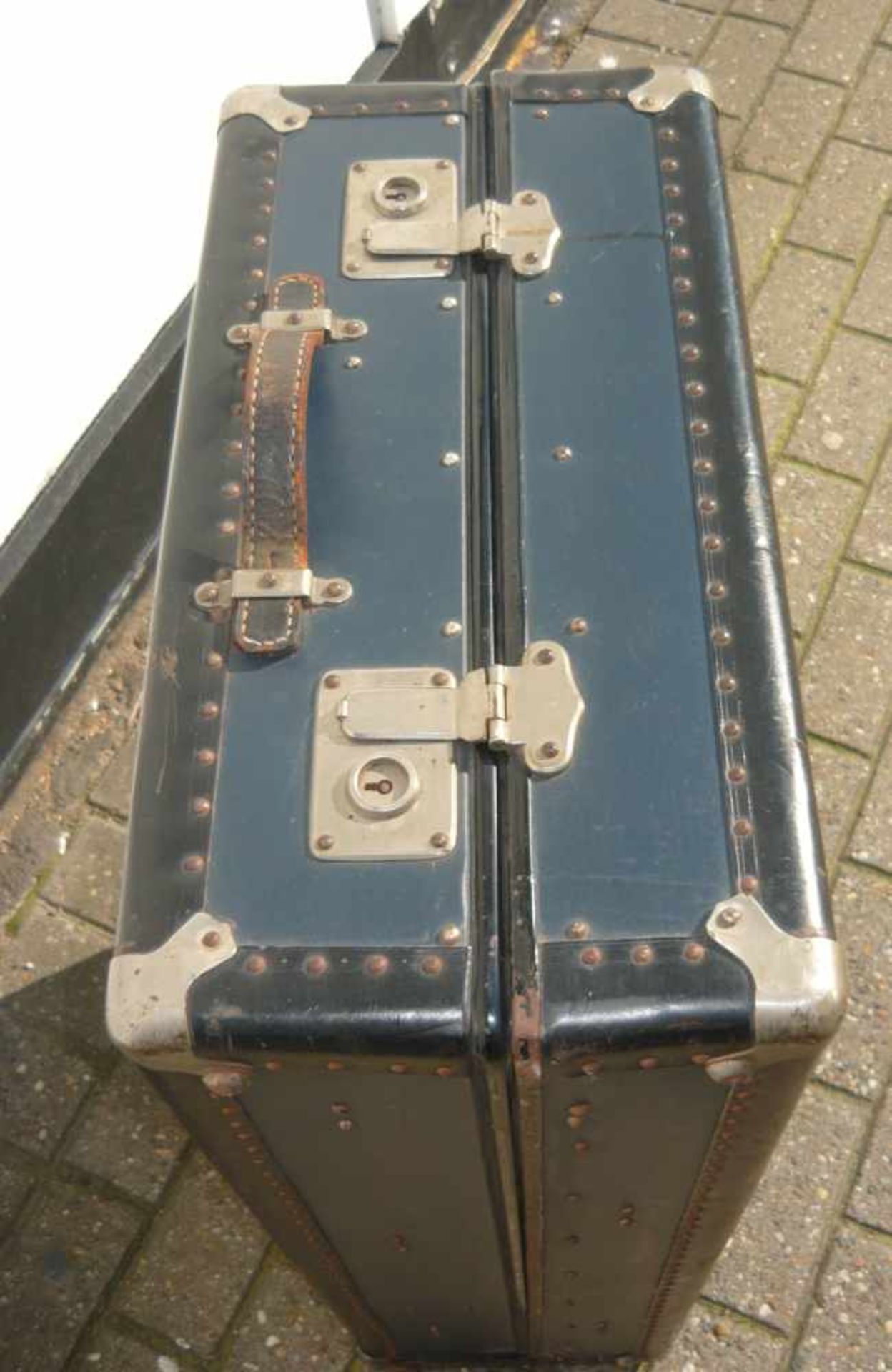 Großer Vintage Reisekoffer mit Ledergriffen. Maß ca. 24x47x81 cm.Large vintage suitcase w. leather - Bild 3 aus 4
