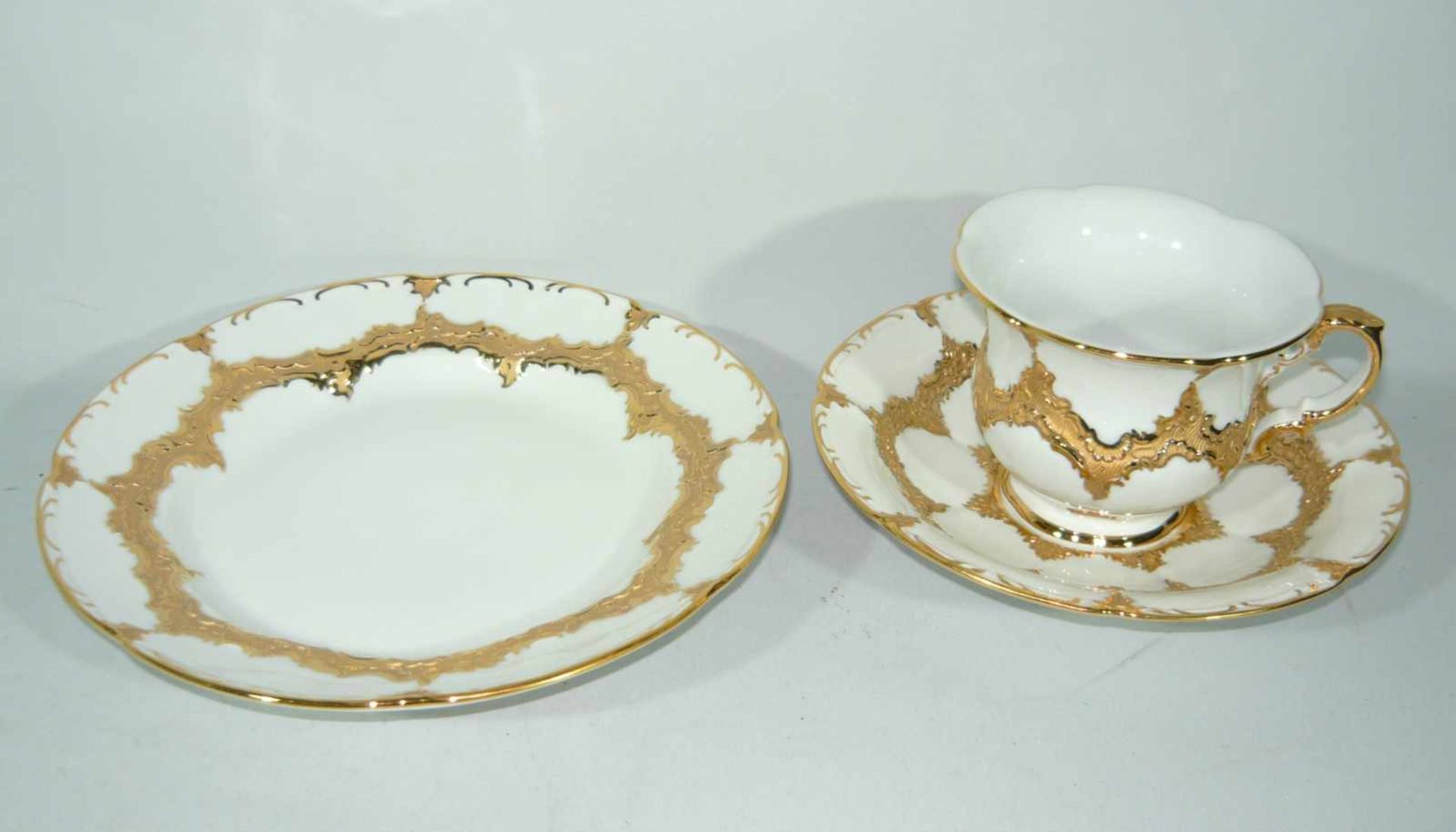 Meissen (Schwerter). Weißes 3-teiliges Prunkkaffeegedeck, B-Form. I. Wahl. Kuchenteller DM ca. 20