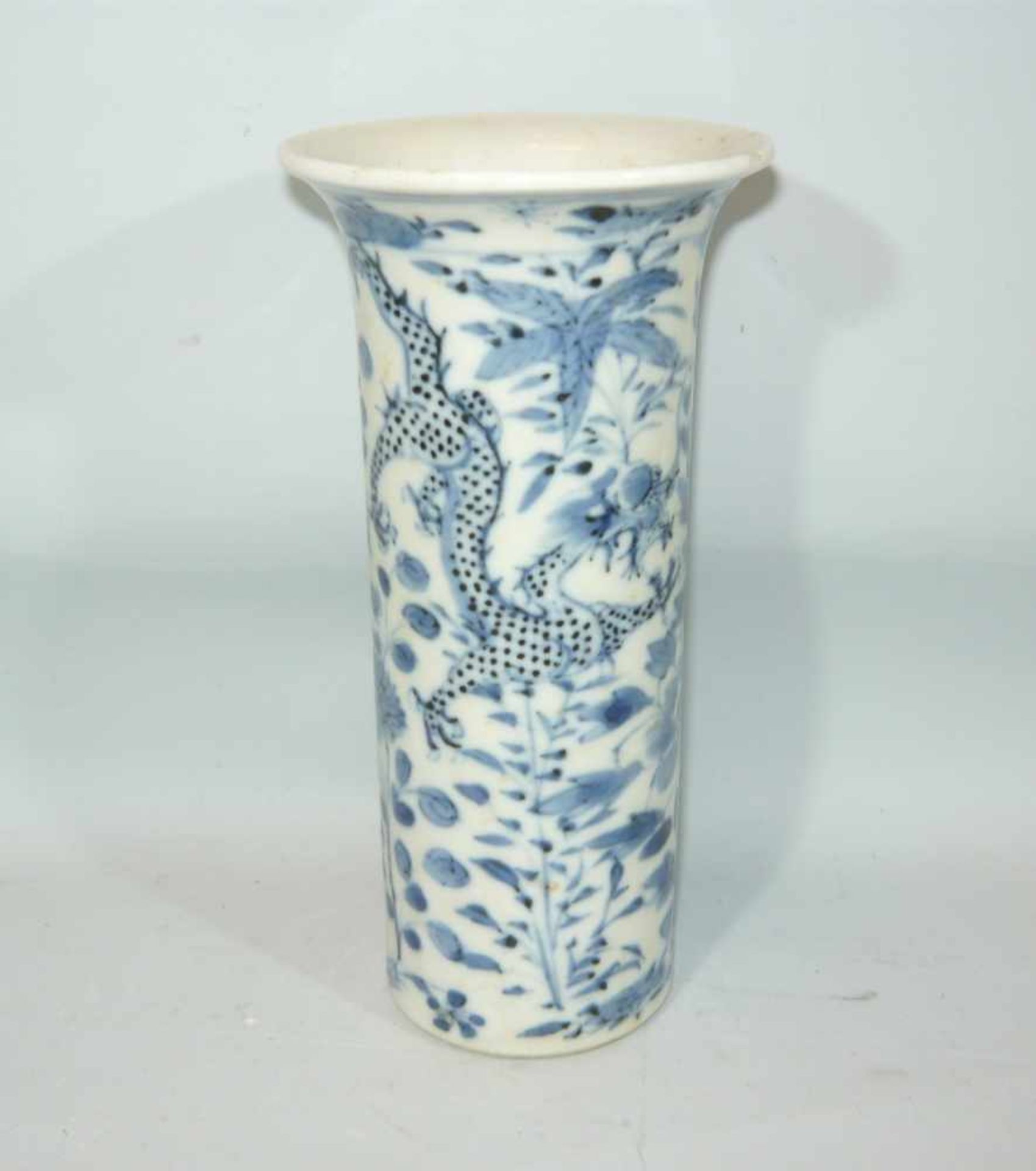 Konvolut Teller u. eine Vase. Mit Blaumalerei. China, antik. Ein Teil gemarkt. H. ca. 23 cm u. kl. - Bild 4 aus 4