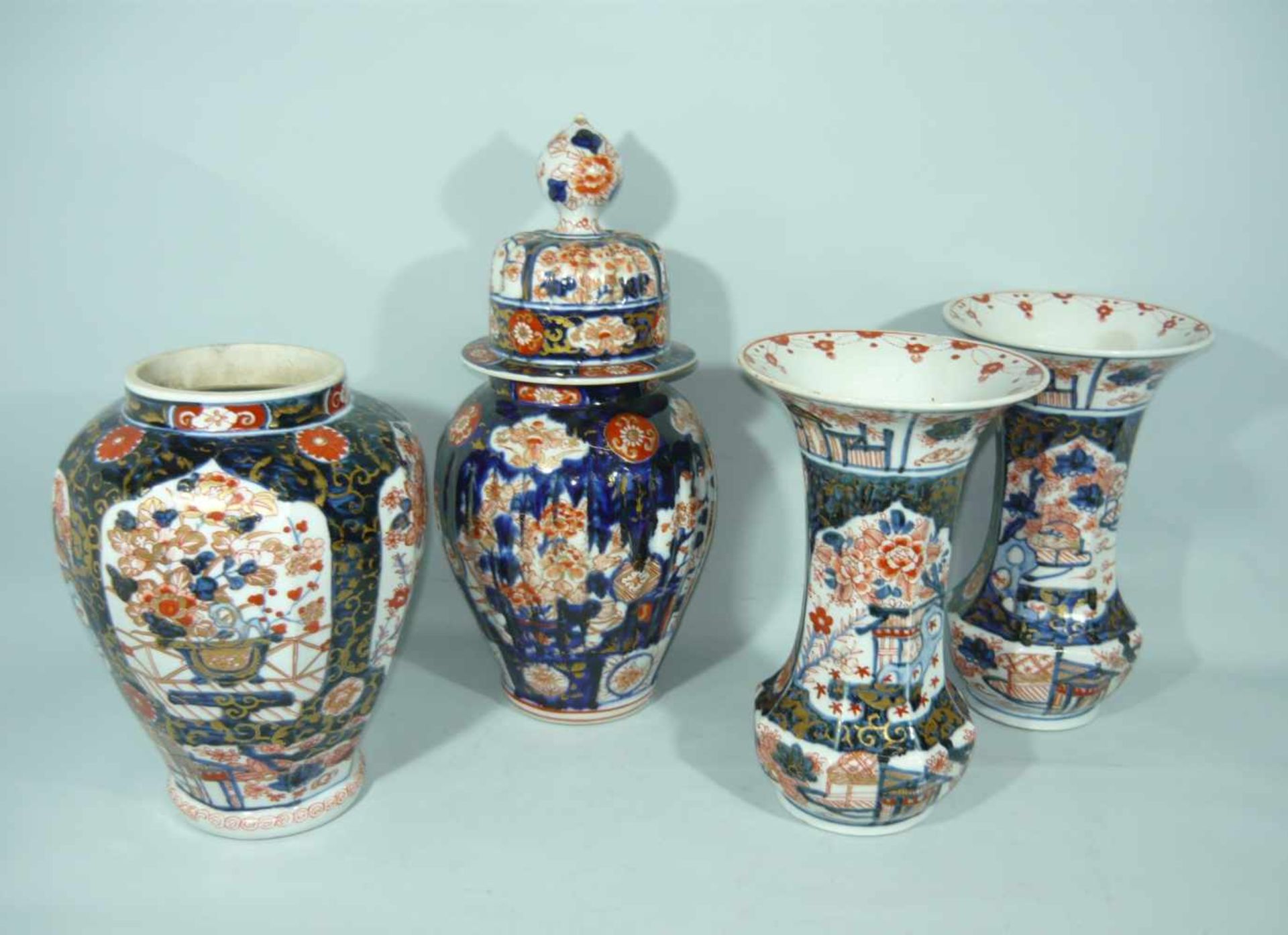 Konvolut vier Teile asiatisches Porzellan mit Handmalerei. 36 cm u. kl. Einmal best.Lot of four pcs.