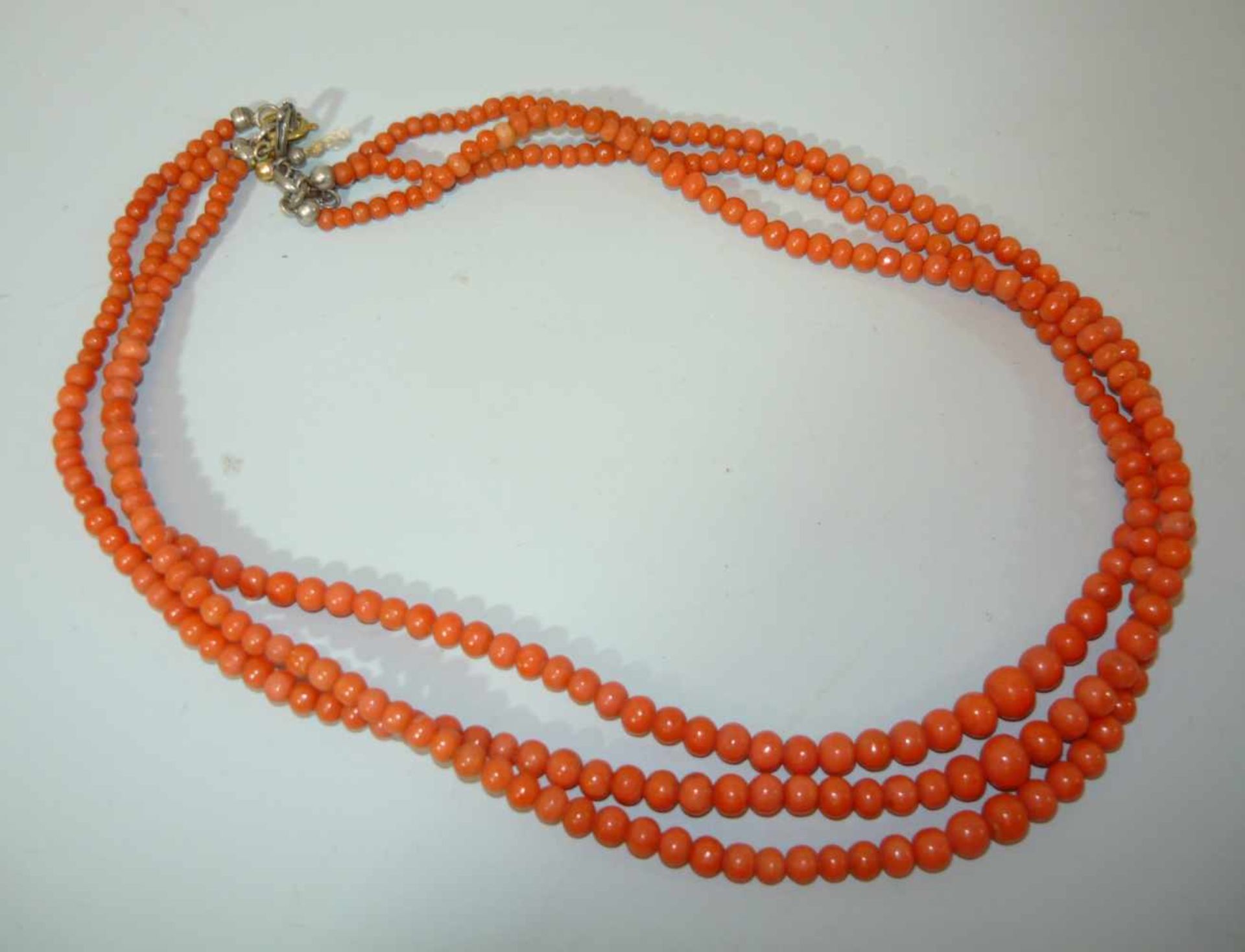 Dreireihige Korallenkette. Vintage. Gew. ca. 42 g.Three row coral necklace. Vintage. Weigh. app.