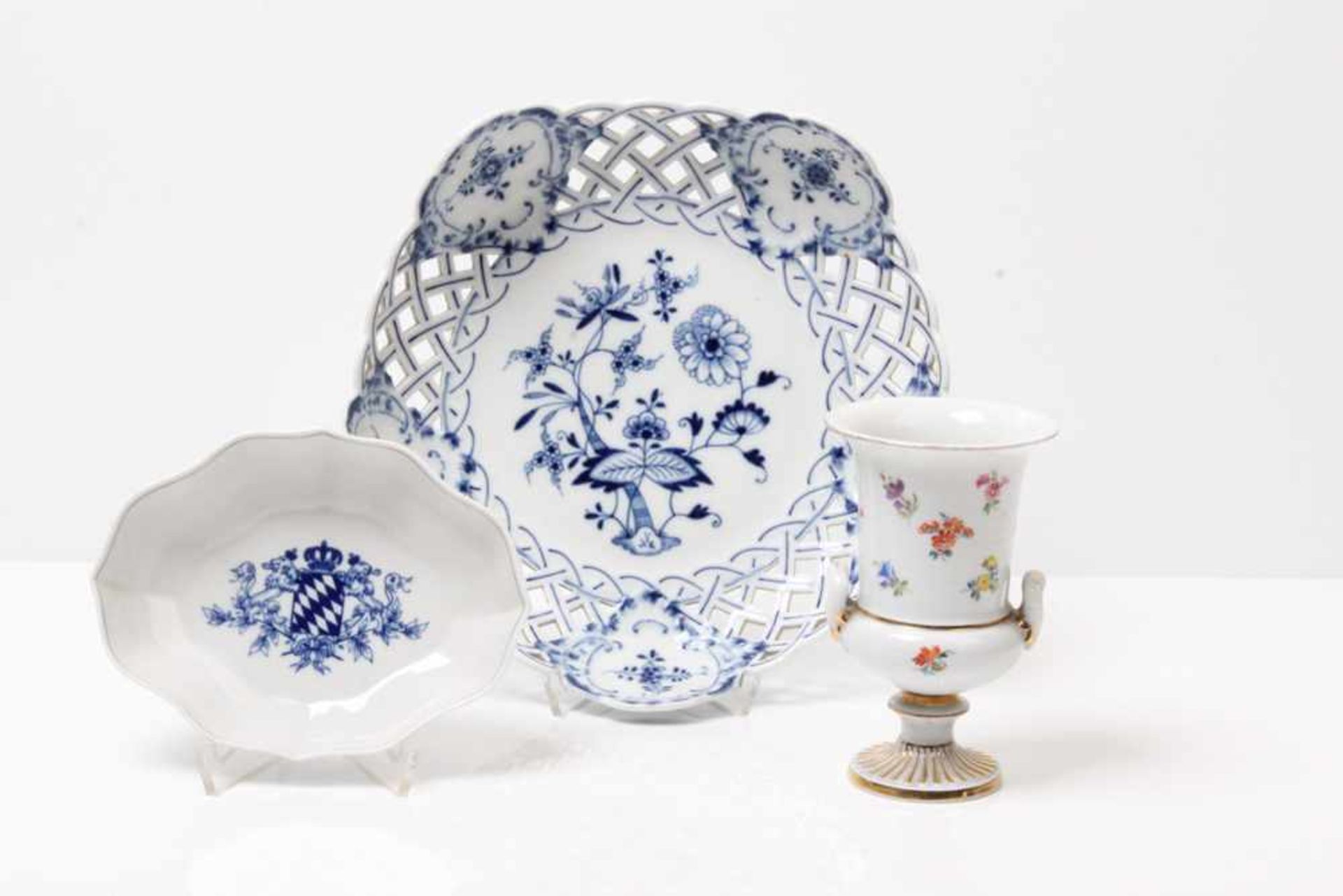 Konvolut.Meissen, 19./20. Jh. 3-tlg. Runde Anbietschale mit durchbrochenem Rand Strohblumendekor.