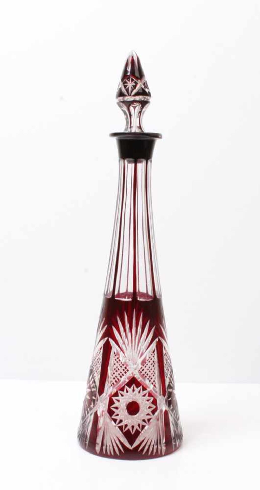 Karaffe.Böhmen, Ende 19. Jh. Farbloses Glas mit rotem Überfang. H: 35 cm.
