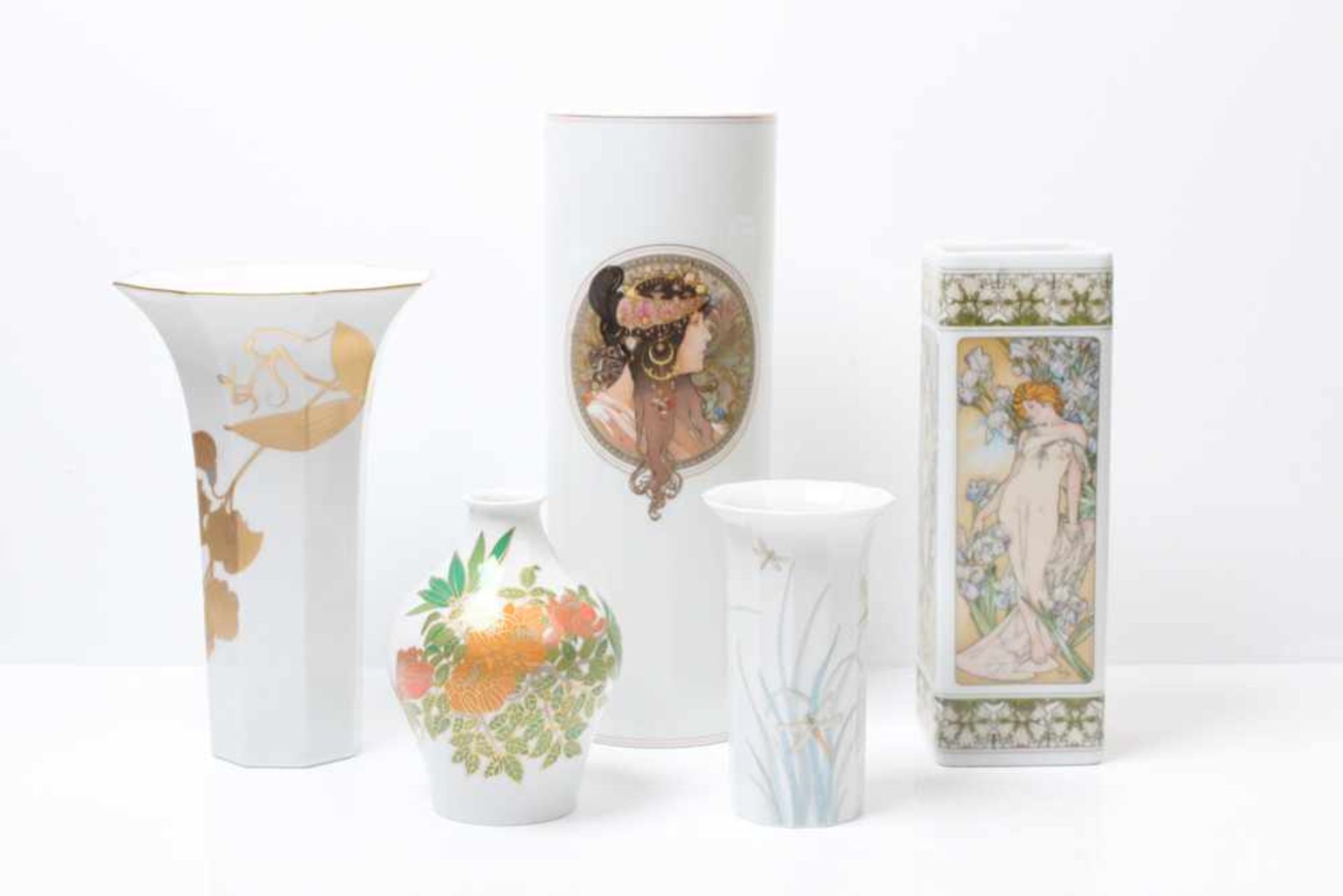 Konvolut.Hutschenreuther / Rosenthal 20. Jh. Fünf Vasen, verschiedene Dekore. H: bis 32 cm.