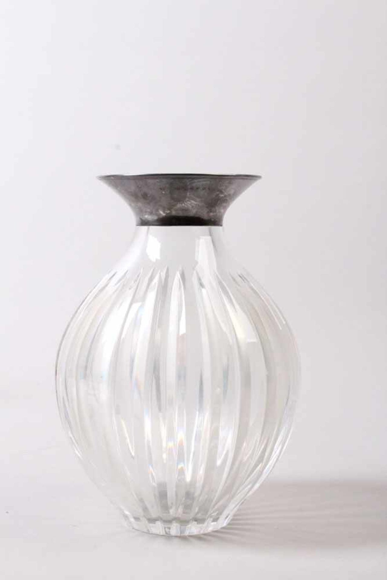 Vase.Kristallglas, facettiert. Silberrand Sterling, 925. H: 25 cm.