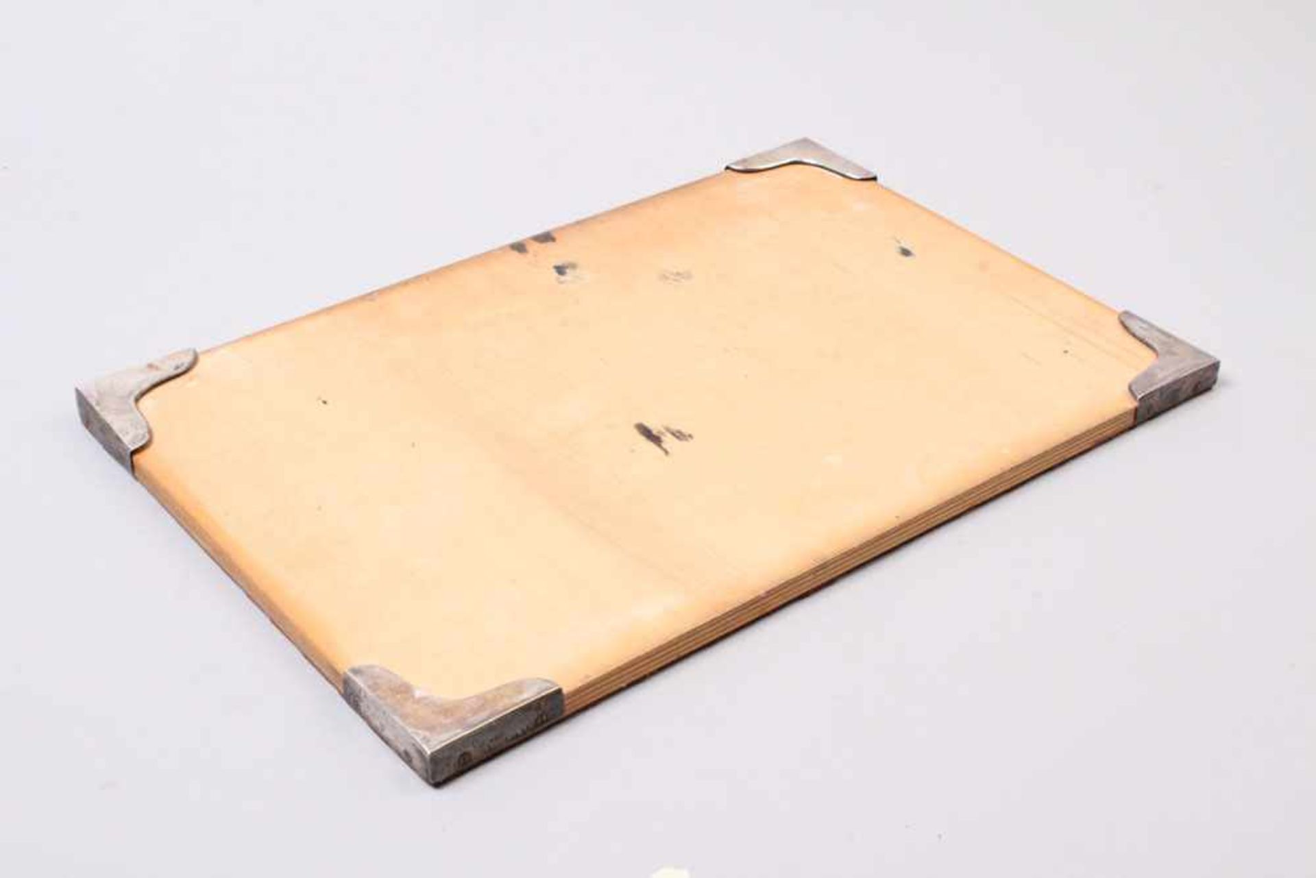 SchreibunterlageHolzplatte mit Silberecken, Sterling London 1913. L: 30 x 45,5 cm.