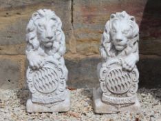 Zwei Gartenfiguren.Steinguss. Sitzende Löwen mit bayerischem Wappenschild. H: 44 cm.