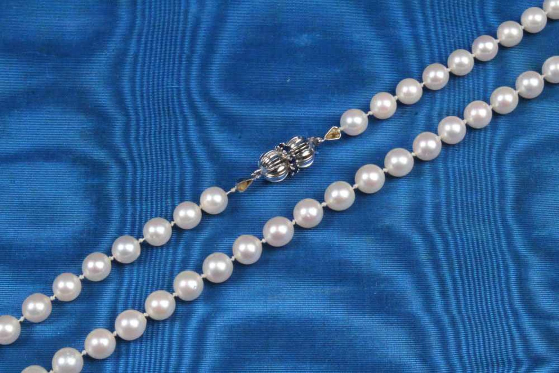 Perlenkette mit Saphirschließe.WG 585. Gleichmäßige Zuchtperlen. Gew. ca. 34 g. L: 47,5 cm.