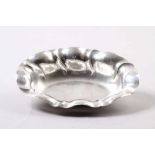 Schale.Silber, 800. Oval mit gewelltem Rand. Gew. ca. 309 g. L: 28,5 cm.