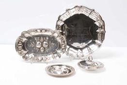 Konvolut.Silber, 800/925. 4-tlg. Runde, gebogte Schale, im Spiegel Widmung. Kleine Anbietschale