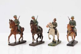 Vier Soldaten in Uniform zu Pferd.Elastolin und Lineol. Farbige Bemalung, guter Zustand. H: 9,5 cm.