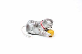 Blechspielzeug.20. Jh. Spielende Katze. Farbig lithographiert, Uhrwerk. Made in U.S.- Zone