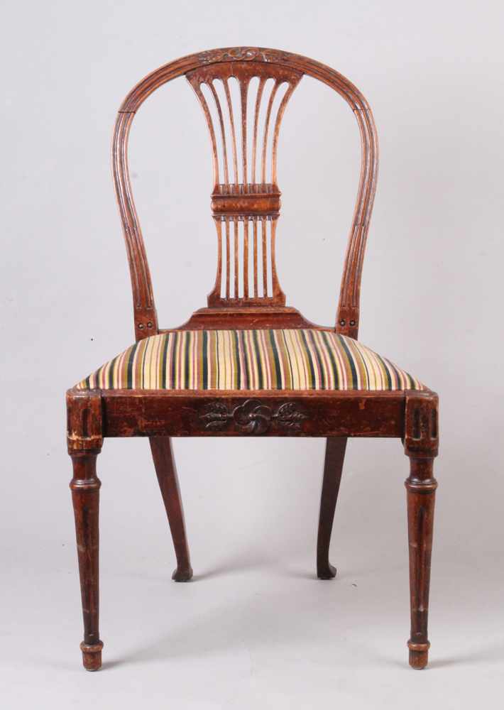 Louis-XVI-Stuhl.England, um 1800. Eiche.Trapezförmiger, beschnitzter Sitzrahmen, runde profilierte